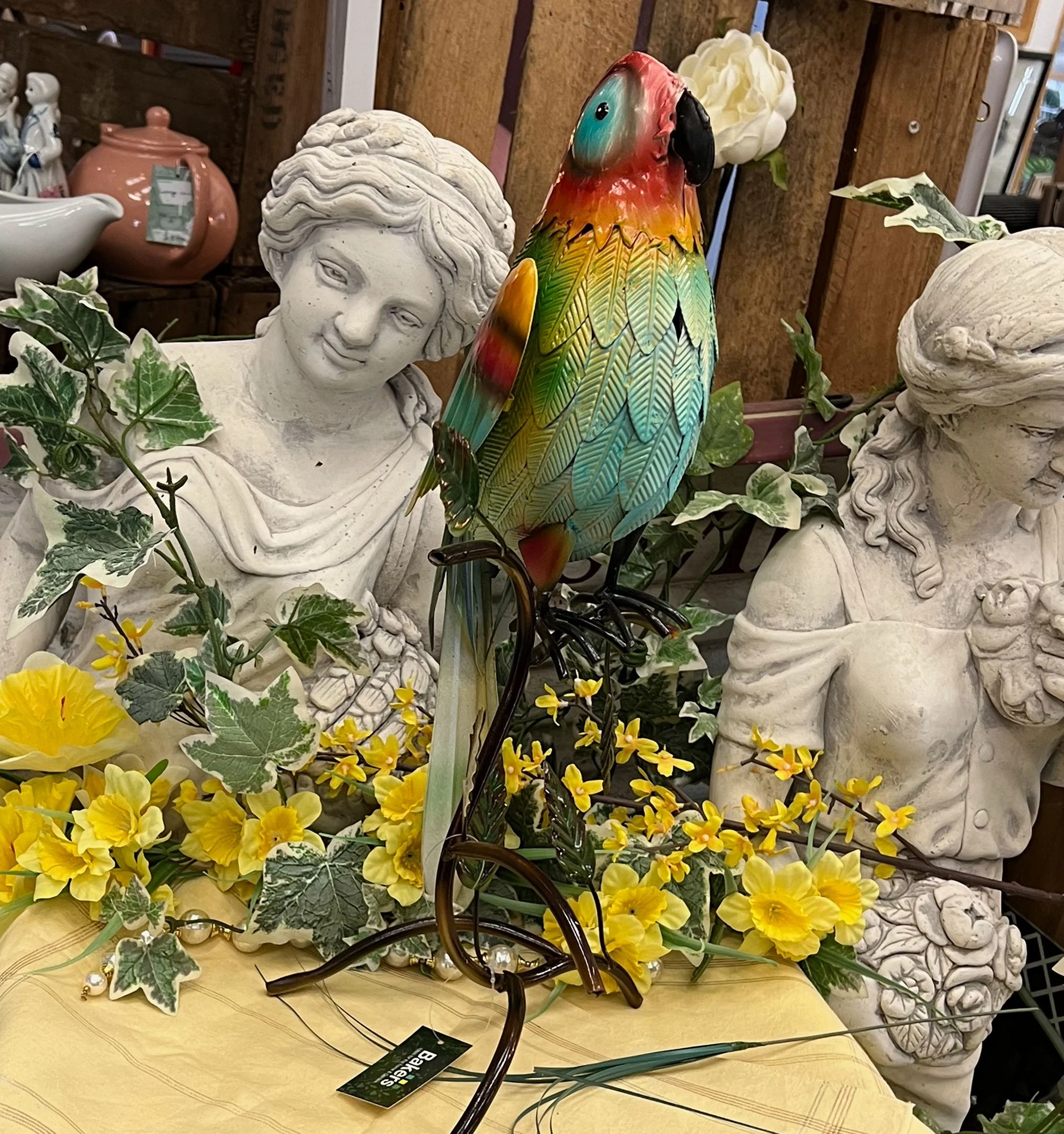 Metal, ornamental parrot