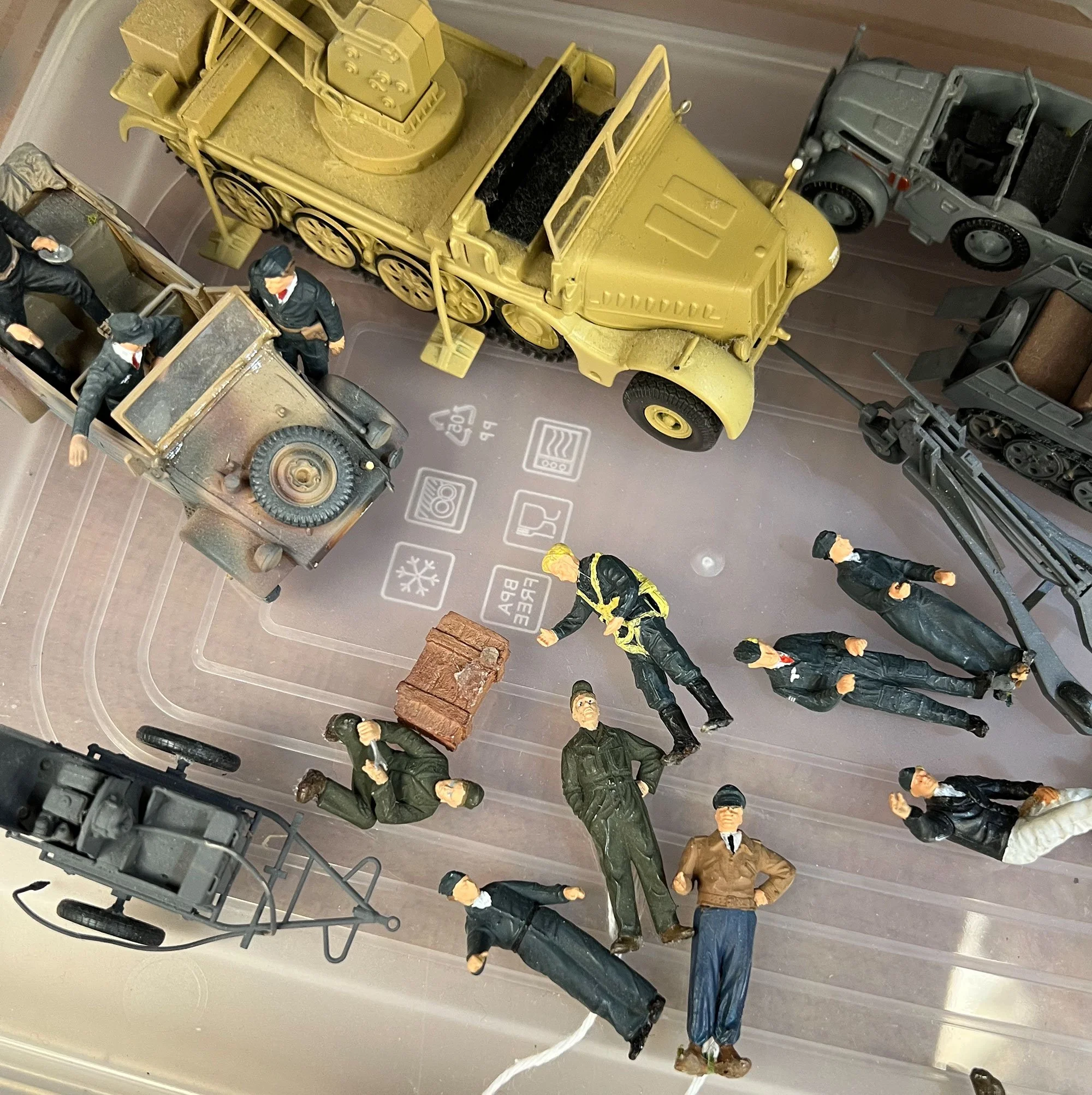 Militaria figures and tanks