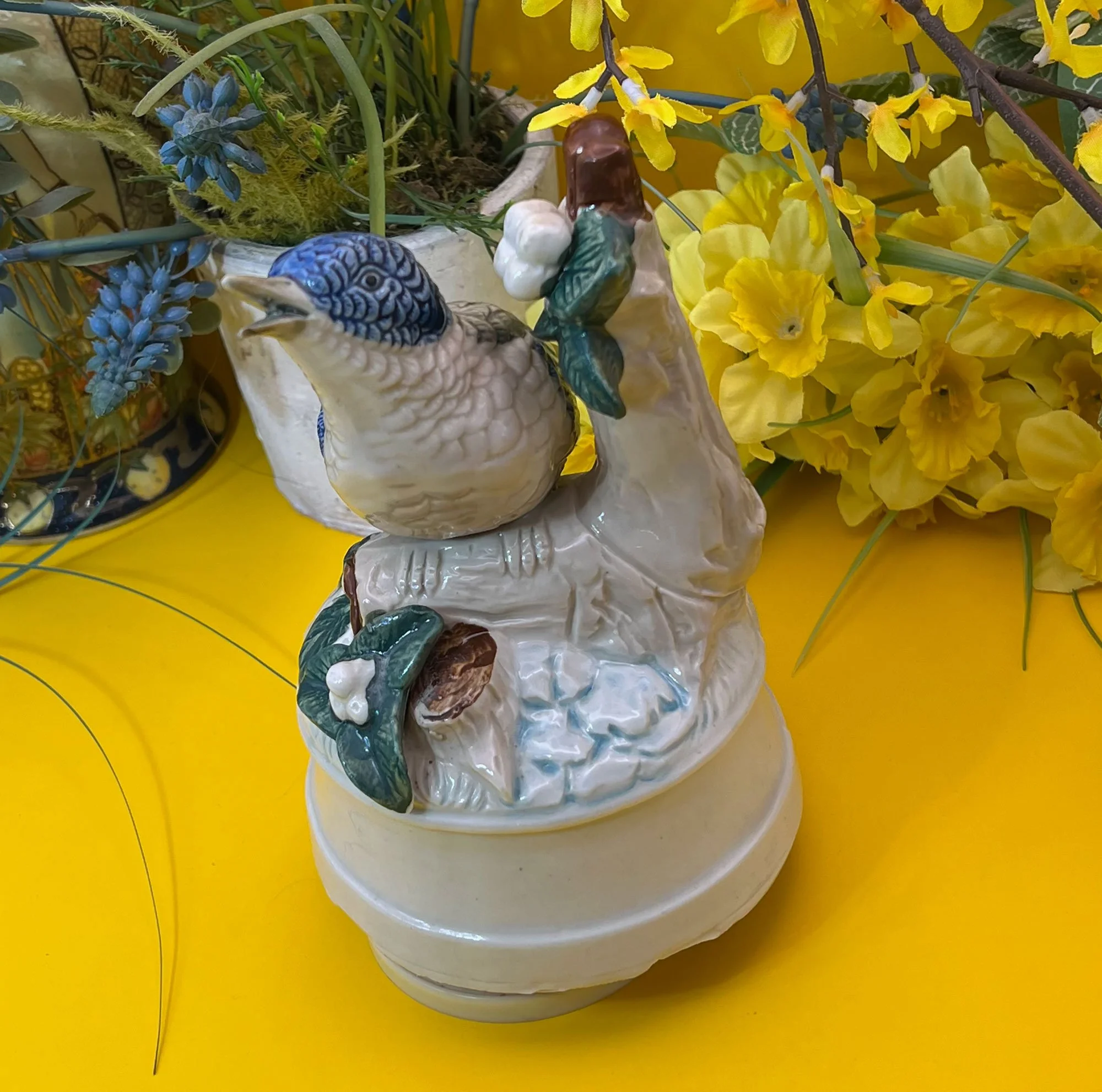 Rotating, musical bird figurine