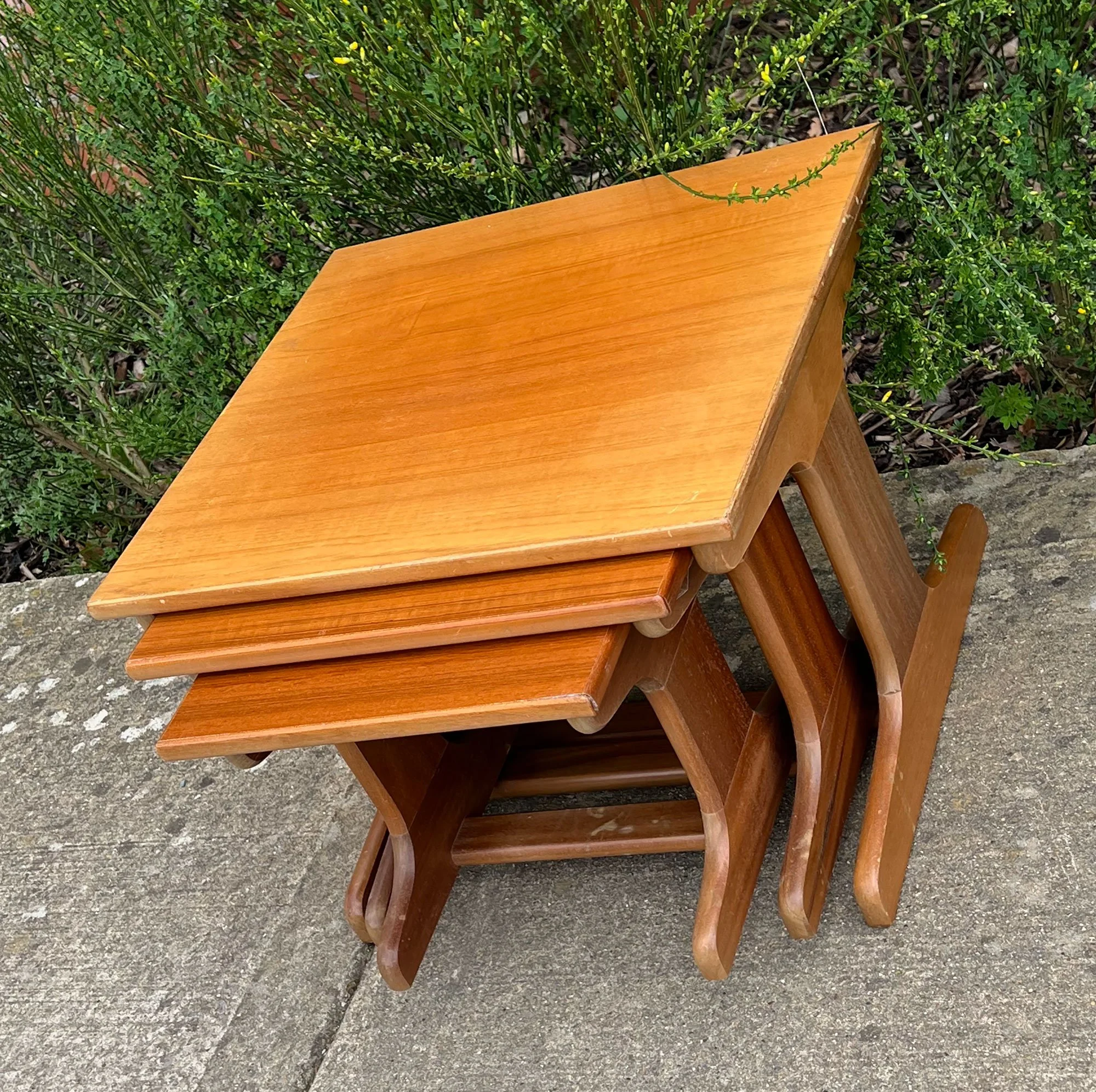 Nest of three tables