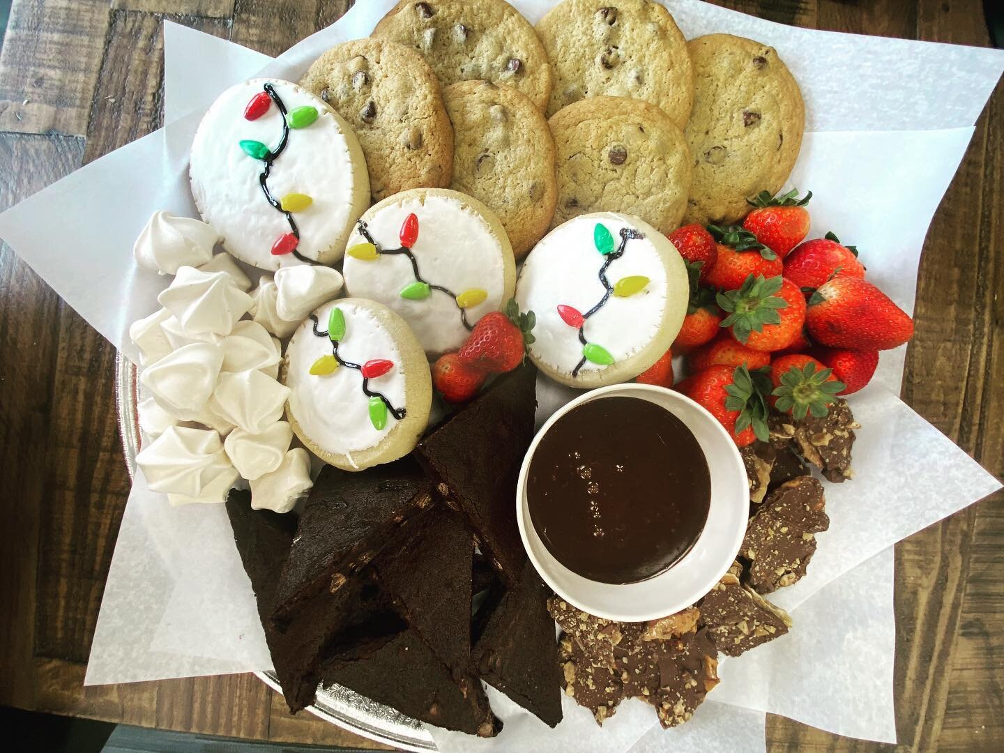 Holiday Dessert Trays coming your way! #chocolatechipcookies #brownies #holidaycookies #sweets #christmascookies #hungrylyonsmarketanddeli