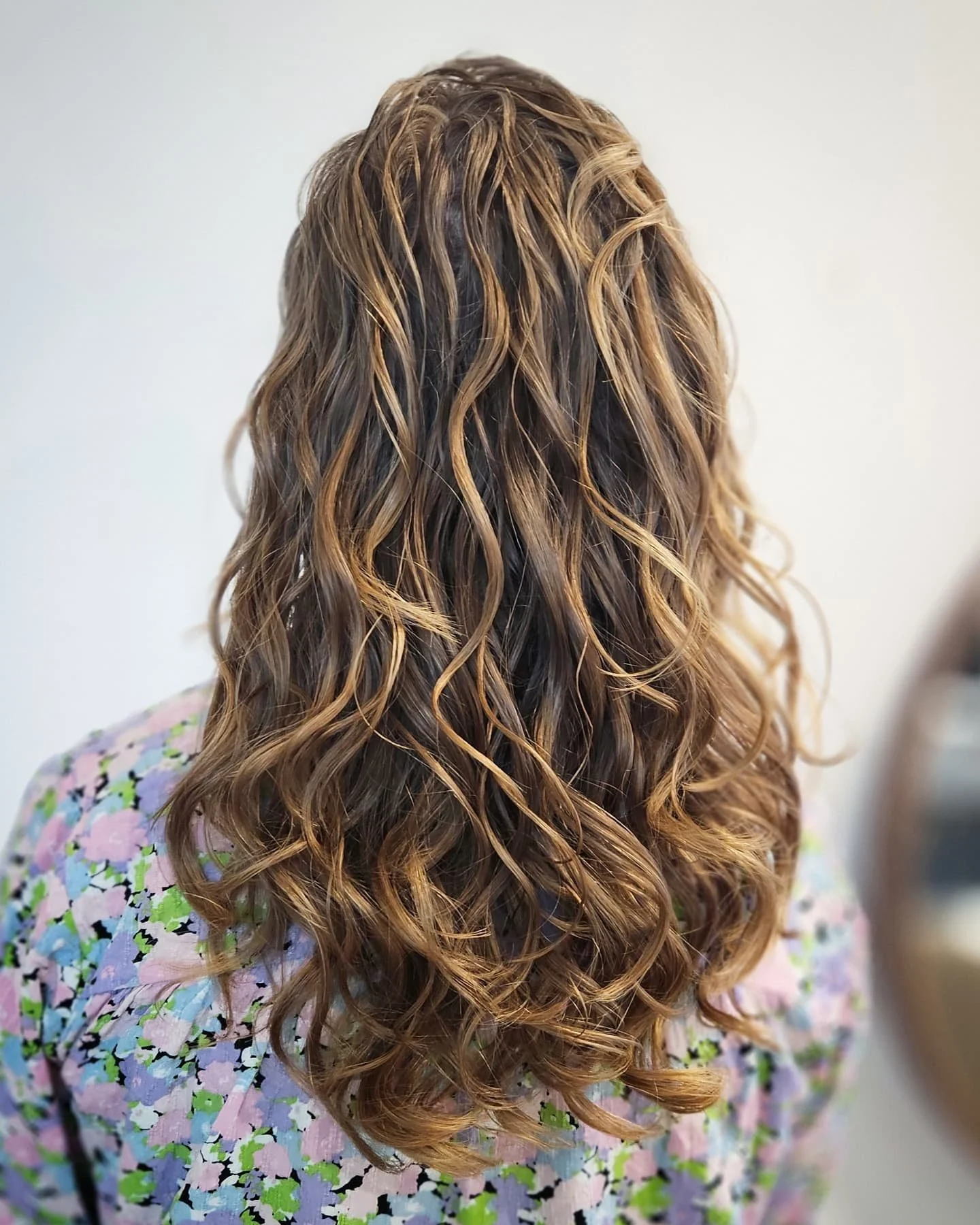 First time CorneliaCurl cut for my new client @rianne_bakker . Her layers were too heavy and therefore there wasn't a lot of room for her waves to curl up. I added lightness by removing weight and shaped her curls around the face for a softer look. C