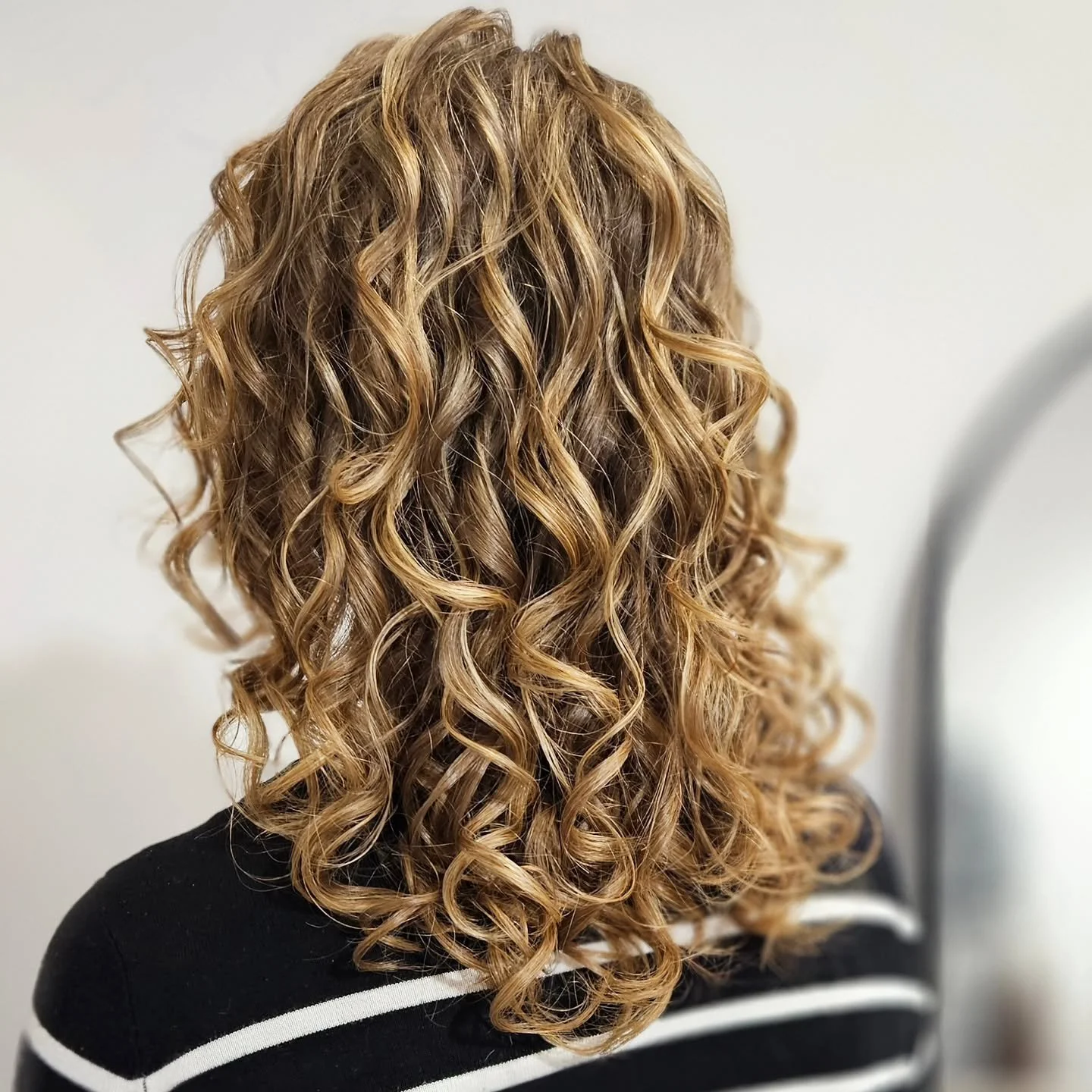 INNERSENSE COLOR PURITY really does what is promises! Beautiful colors, soft and shiny hair and no fumes.

Color:

Babylights with Pure Brilliance Lightening Powder 20 vol
Toner 9G 5 vol 15 min

#innersensebeauty #noammonia #noammonia #curlspecialist