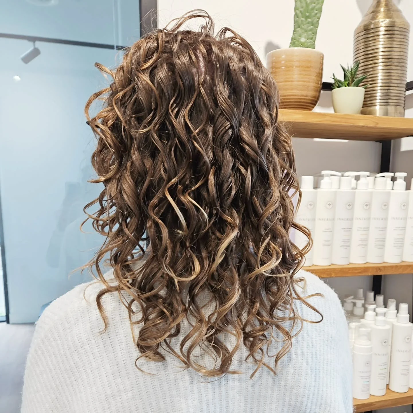 HYDRATION = DEFINITION! What a great change in her curls. We took off length that wasn't serving her hair and with that made sure her curls had room to curl up! After the CorneliaCurls drycut I used @innersenseorganicbeauty
to wash &amp; care and use