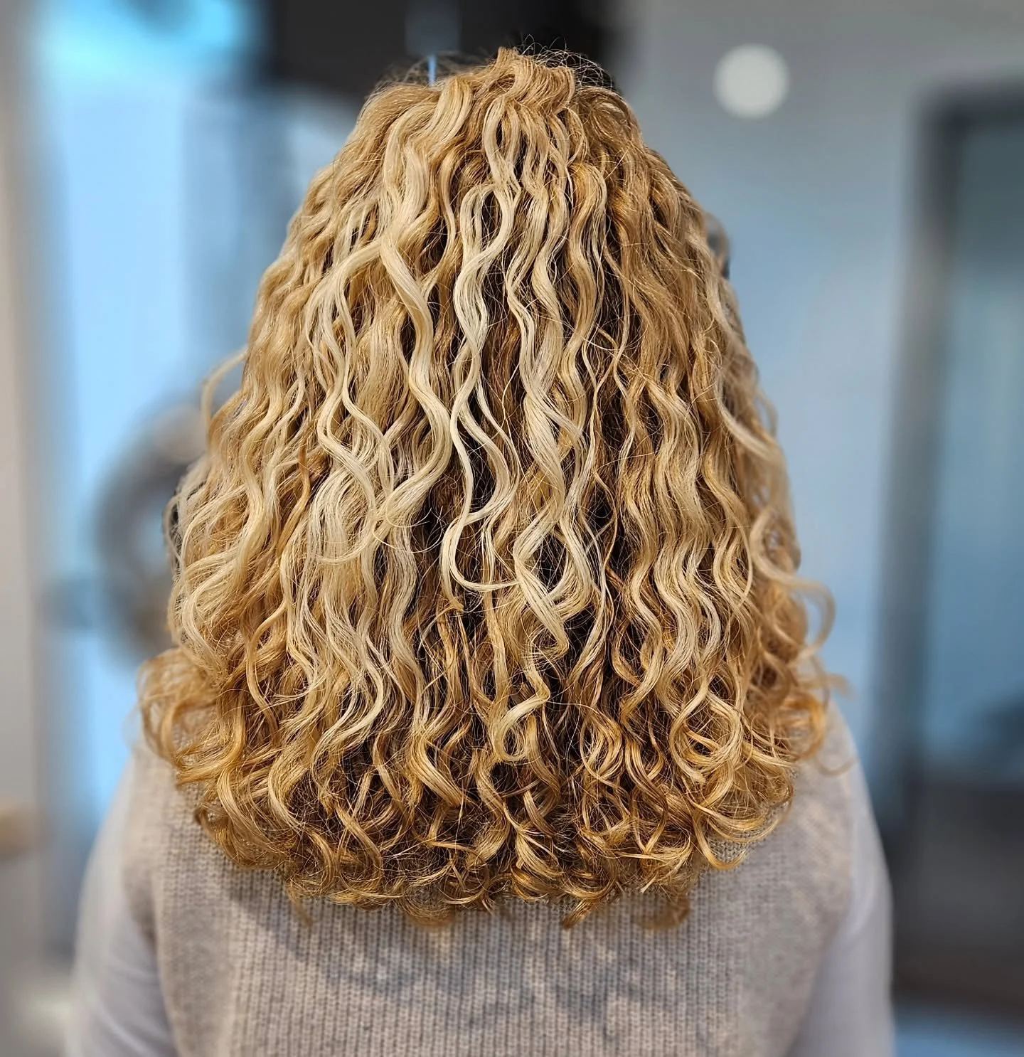 FIRST TIME CORNELIACURL CUT. I love having first time clients in my chair and showing them what their hair is capable of when you invest in a specialty curl cut and the right organic products. After my signature curly haircut I used @innersenseorgani