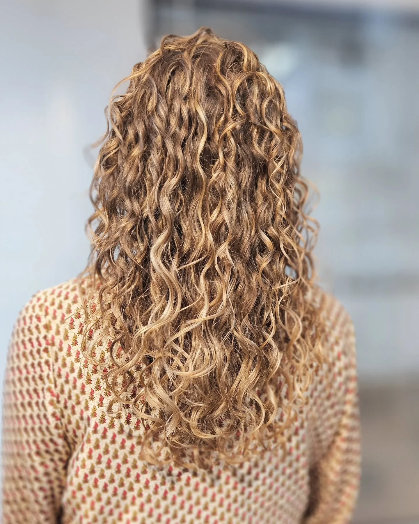 CURLY HIGHLIGHT &amp; CORNELIACURL CUT. What a super cool honey blond transformation! We used the Color Purity color of Innersense Organic Beauty to safely lighten and tone.

Formula:
Curly babylights using Pure Brilliance Powder and 20 vol
Toner 16g