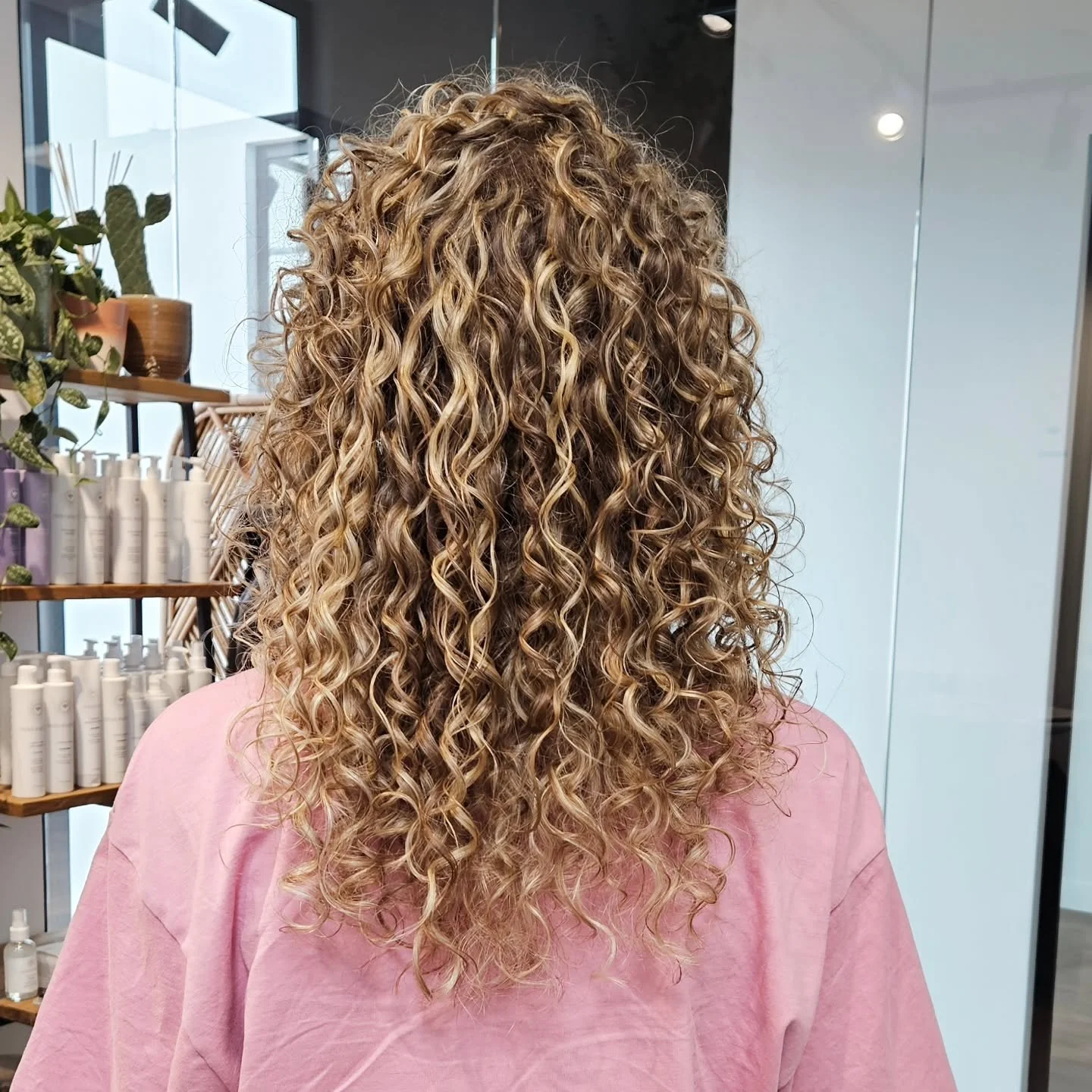 COLOR DIMENSION. Such a great change, I love working with finer hair. I ended up not taking too much length off but added some layers and then added my signature curly highlights for color dimension. I used @innersenseorganicbeauty to add moisture an