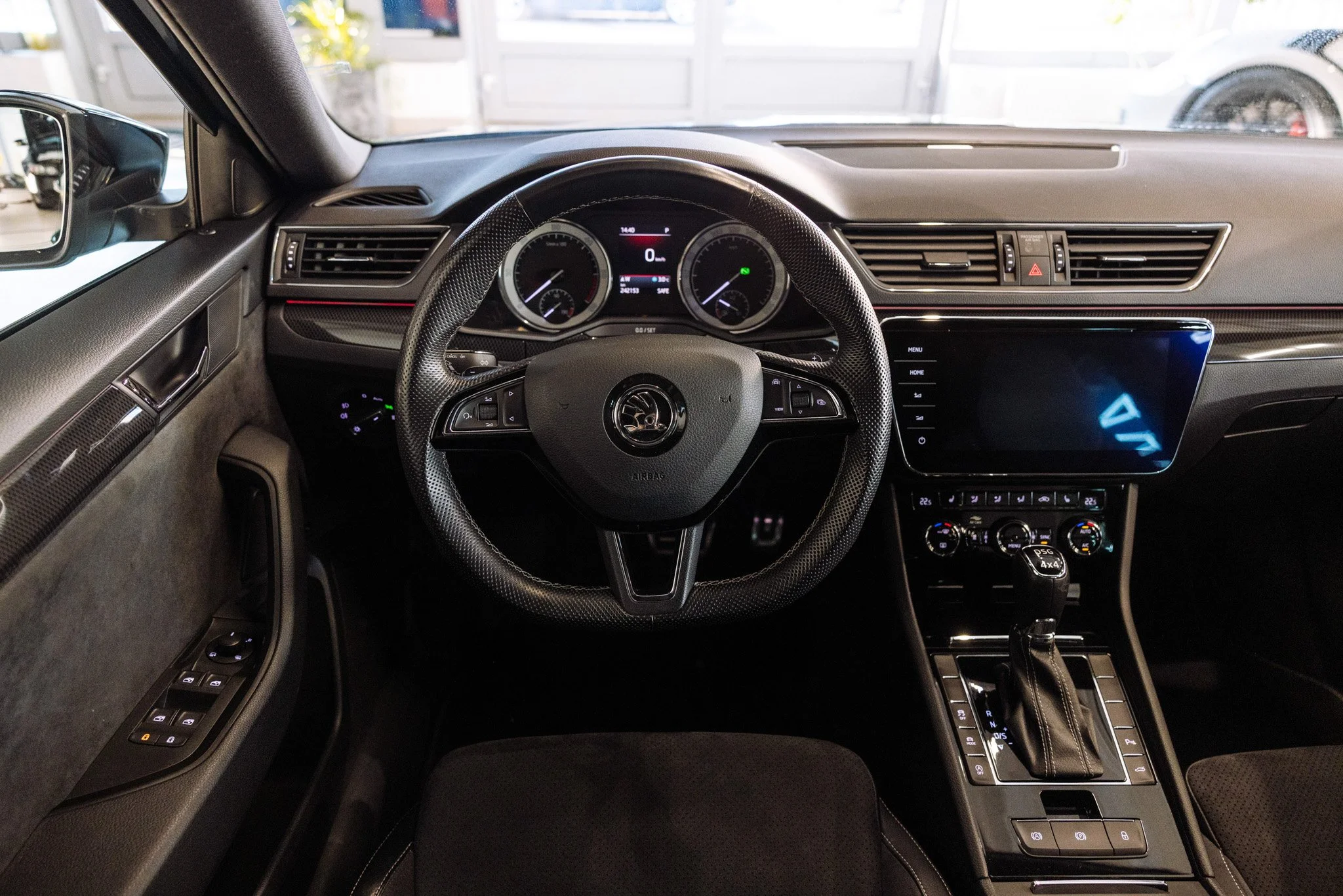 Muzicek_Superb 3-22.jpg