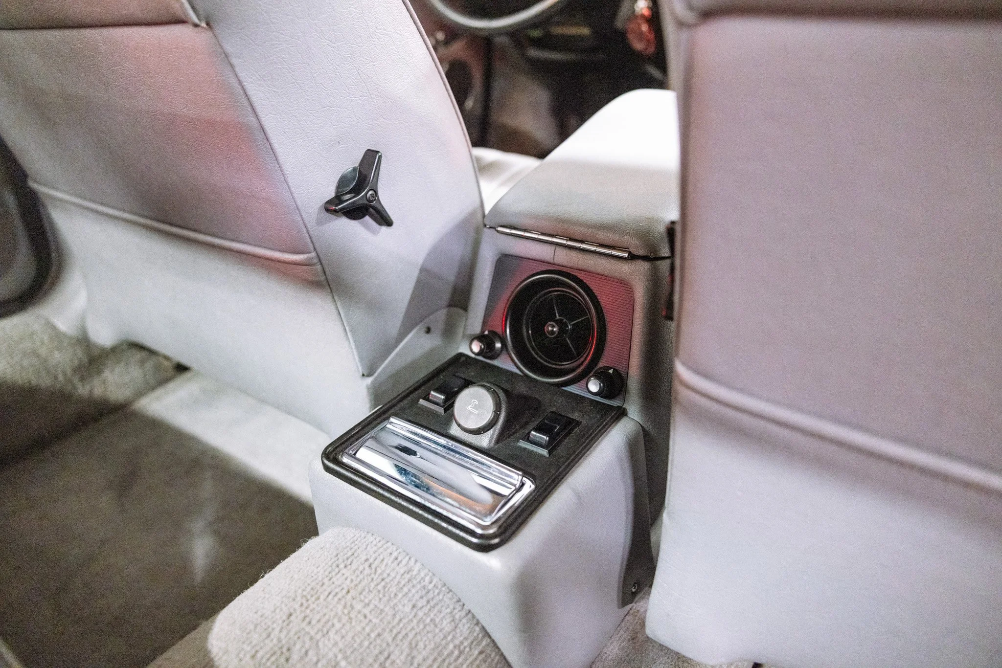 Muzicek Jaguar XJ-9.jpg