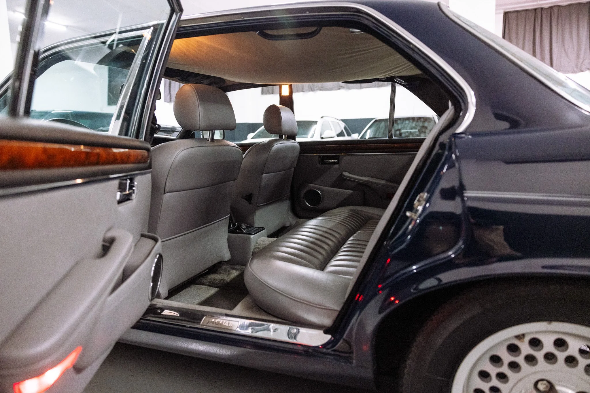 Muzicek Jaguar XJ-4.jpg