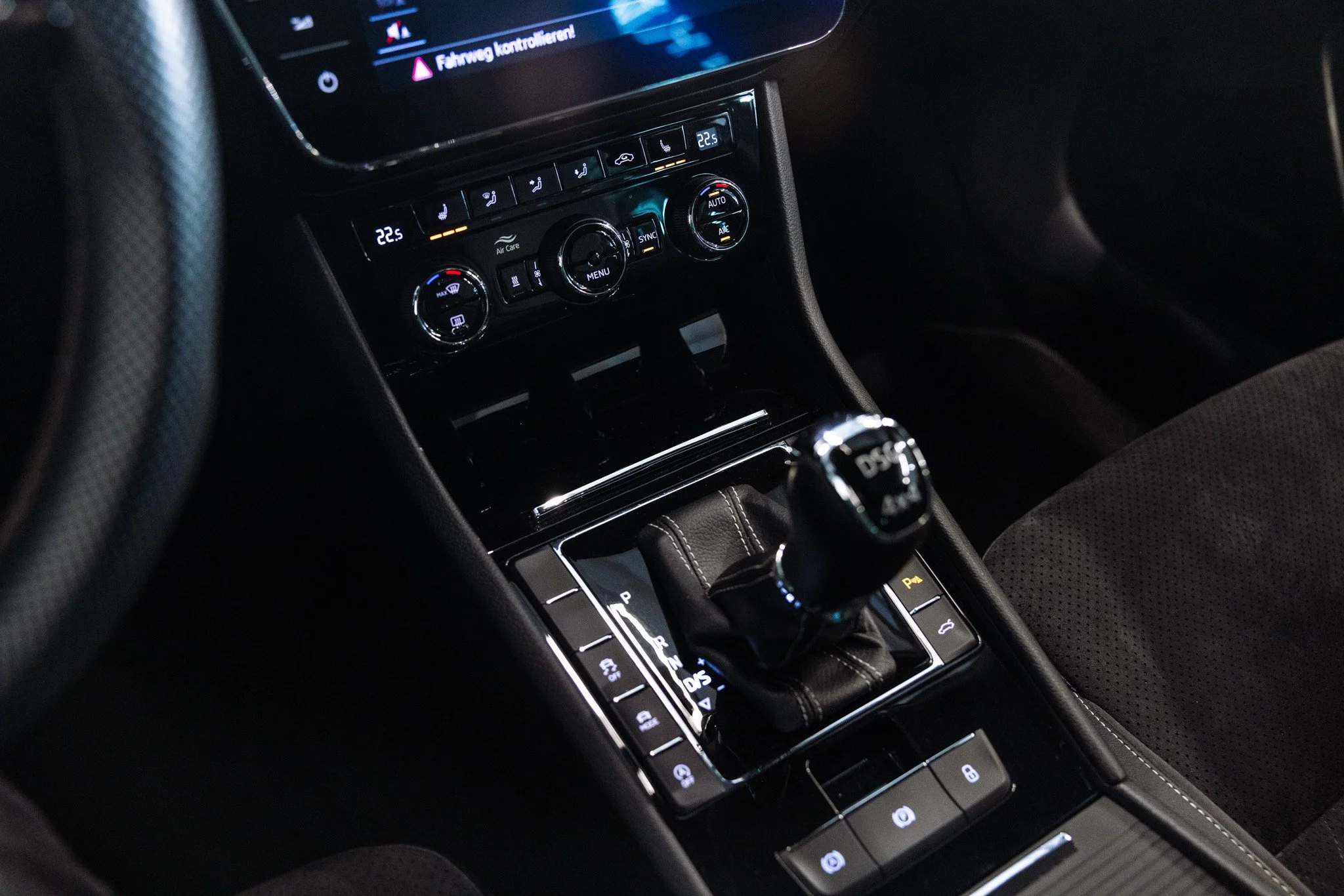 Muzicek_Superb 3-3.jpg