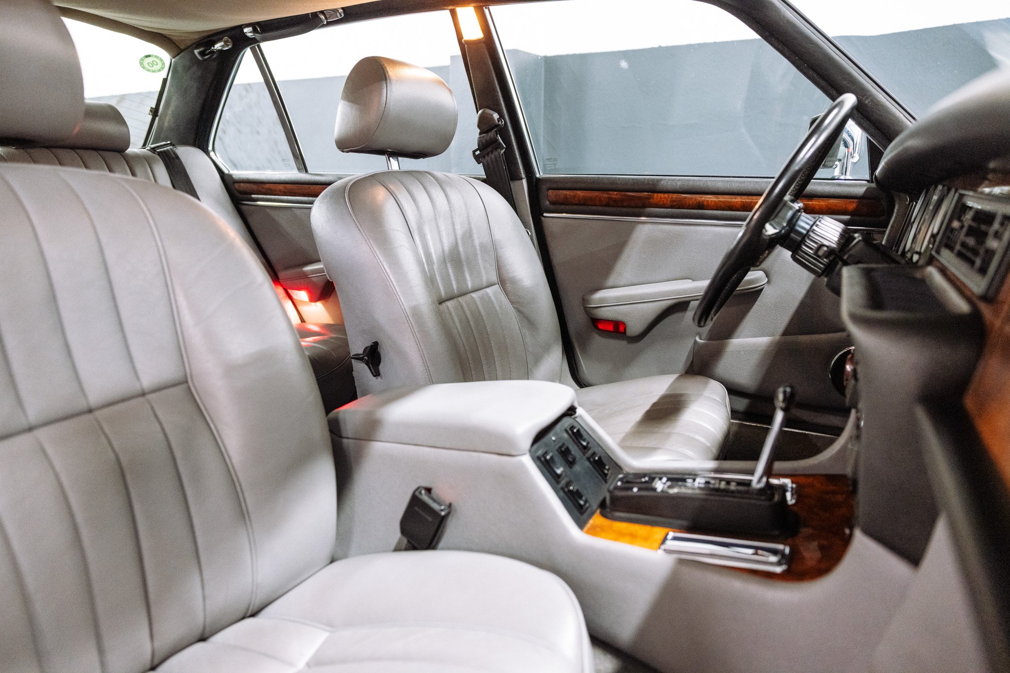 Muzicek Jaguar XJ-12.jpg