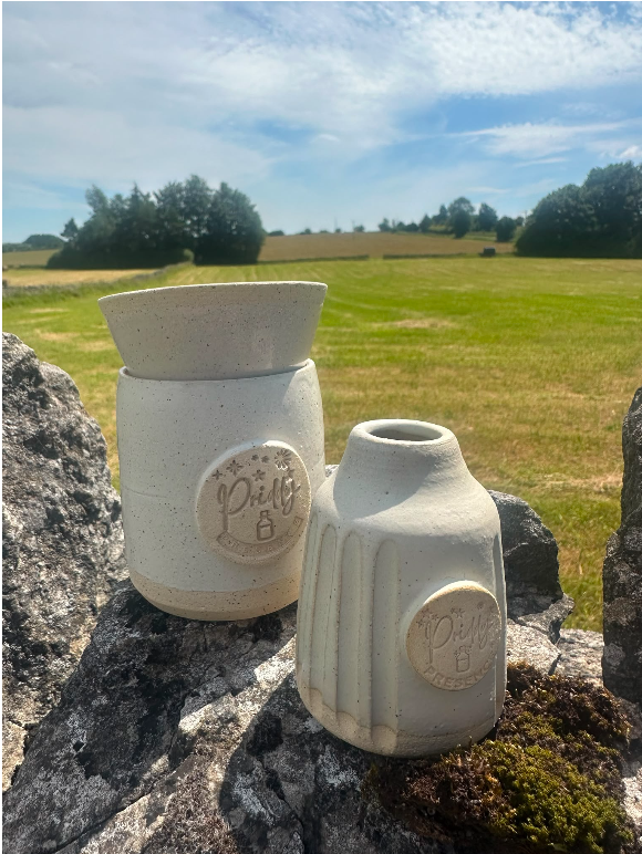 Handmade ceramic reed diffuser crafted by Lowen Clay, with natural reeds and seasonal essential oil blend, part of the Rituals of Presence collection.