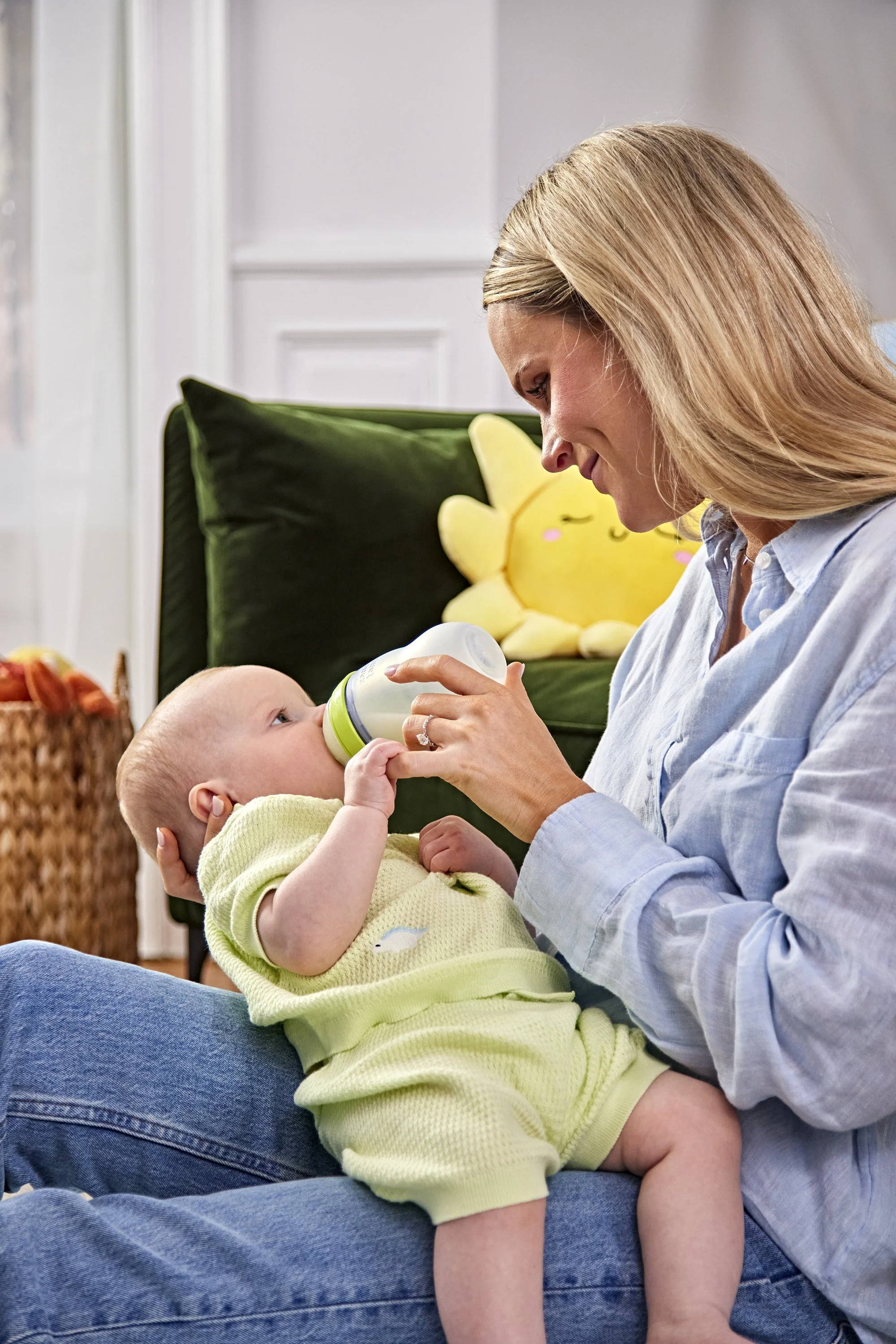  Mother and newborn lifestyle photography baby bottle brand content production 