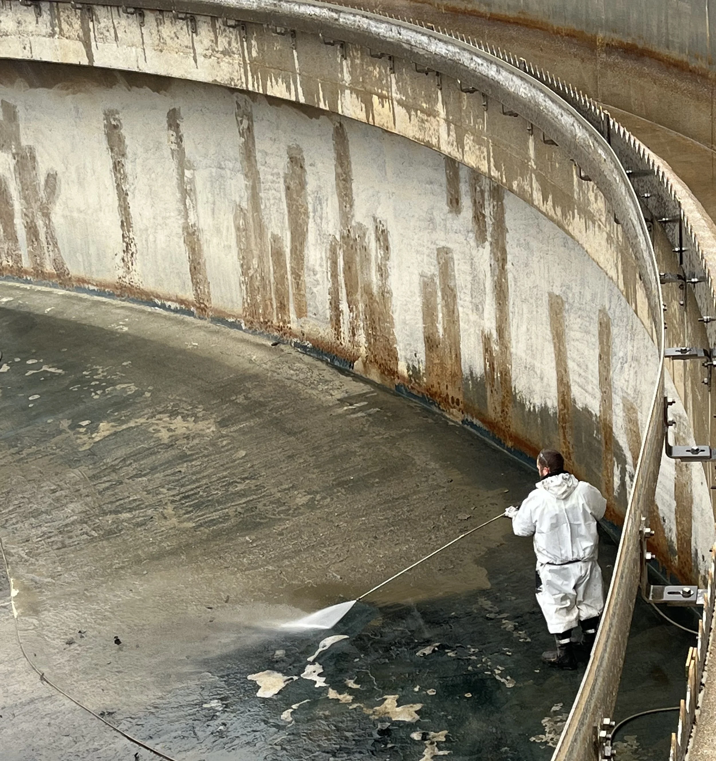 Crossroads tank and confined-space cleaning