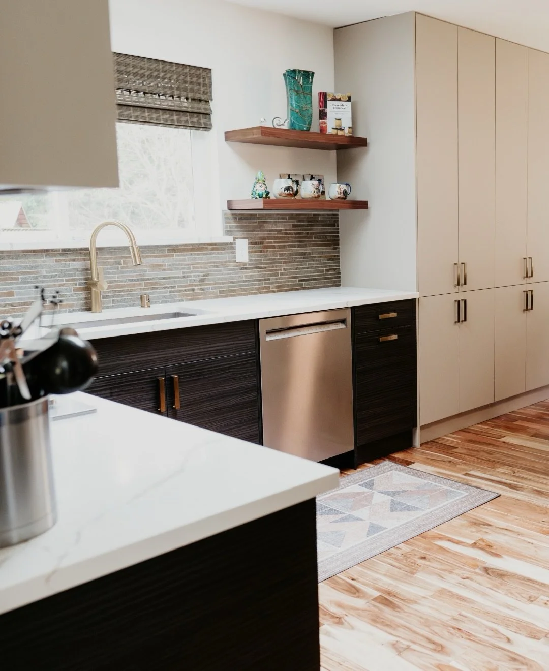 A kitchen designed for real mornings ☕

Busy mornings. Multiple people. Coffee first. This layout keeps everything flowing... prep space where you need it, storage where it makes sense, lighting that works at 6am and 6pm.

Design isn&rsquo;t about ae