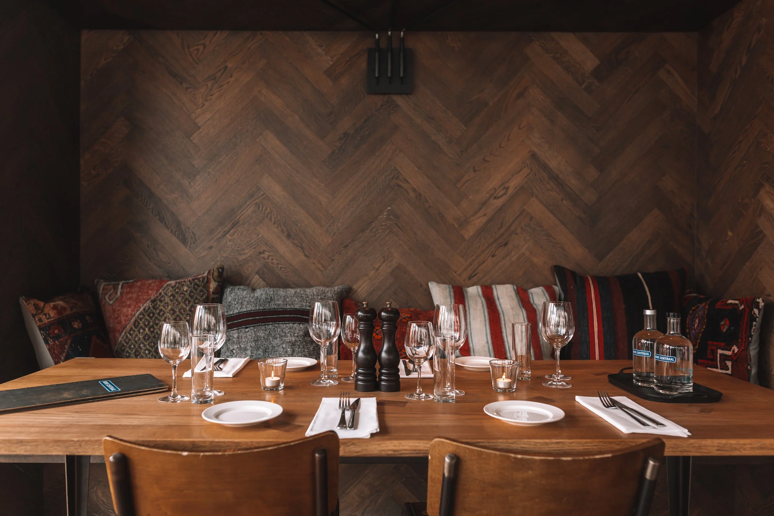 tafeltje reserveren - gedekte tafel horizontaal.jpg