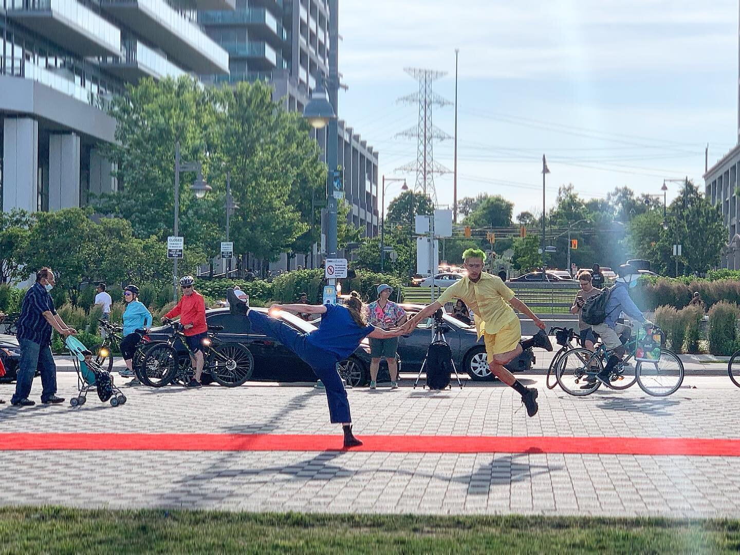@adelheid_dance &amp; @2_demi_roberto_ in performance at Humber Bay Shores Park
.
Direction, Choreography and Concept: @mahkemahke 

Sound Design and Original Composition: @rgrunwald 

Costume Design: @val_3000 

Performance and Choreographic Collabo