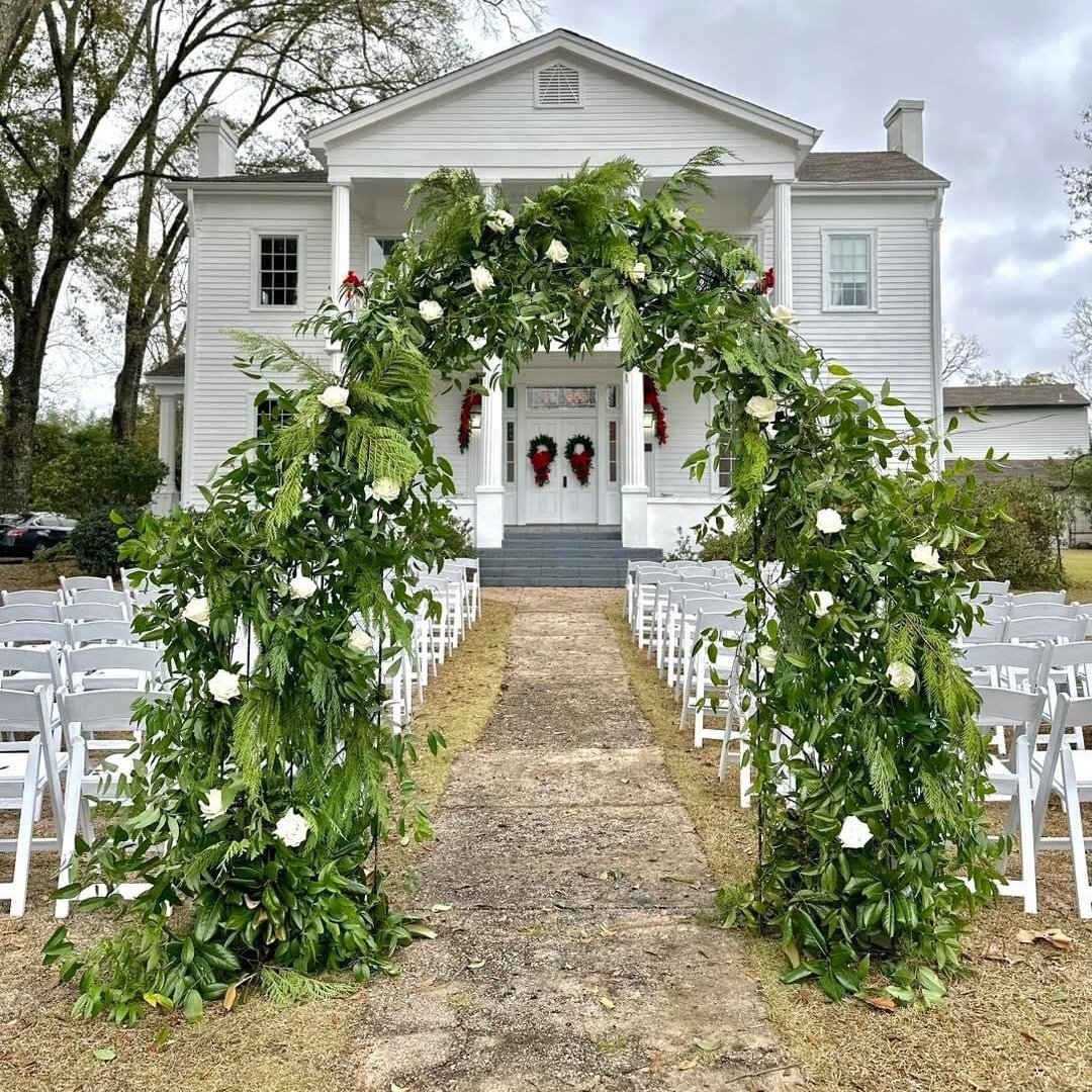 This was such a beautiful set up for a December wedding at The Trotter House! ✨ @mmfloristandgifts always does a beautiful job bringing the vision to life! Call or visit our website for information on availability for your upcoming event. 👏🏼