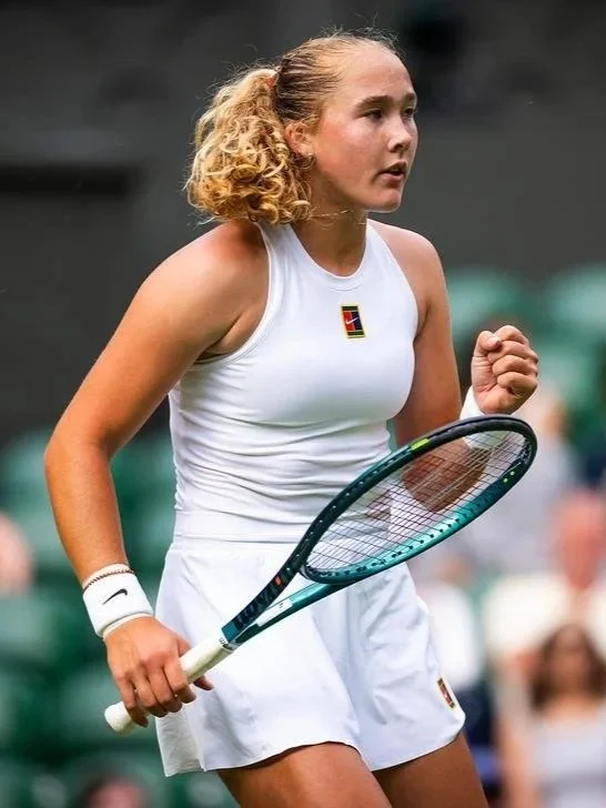 Mirra_Andreeva_-_Wimbledon_Championships_2025_-_Day_8-DSC_0579_xgaplus.jpg