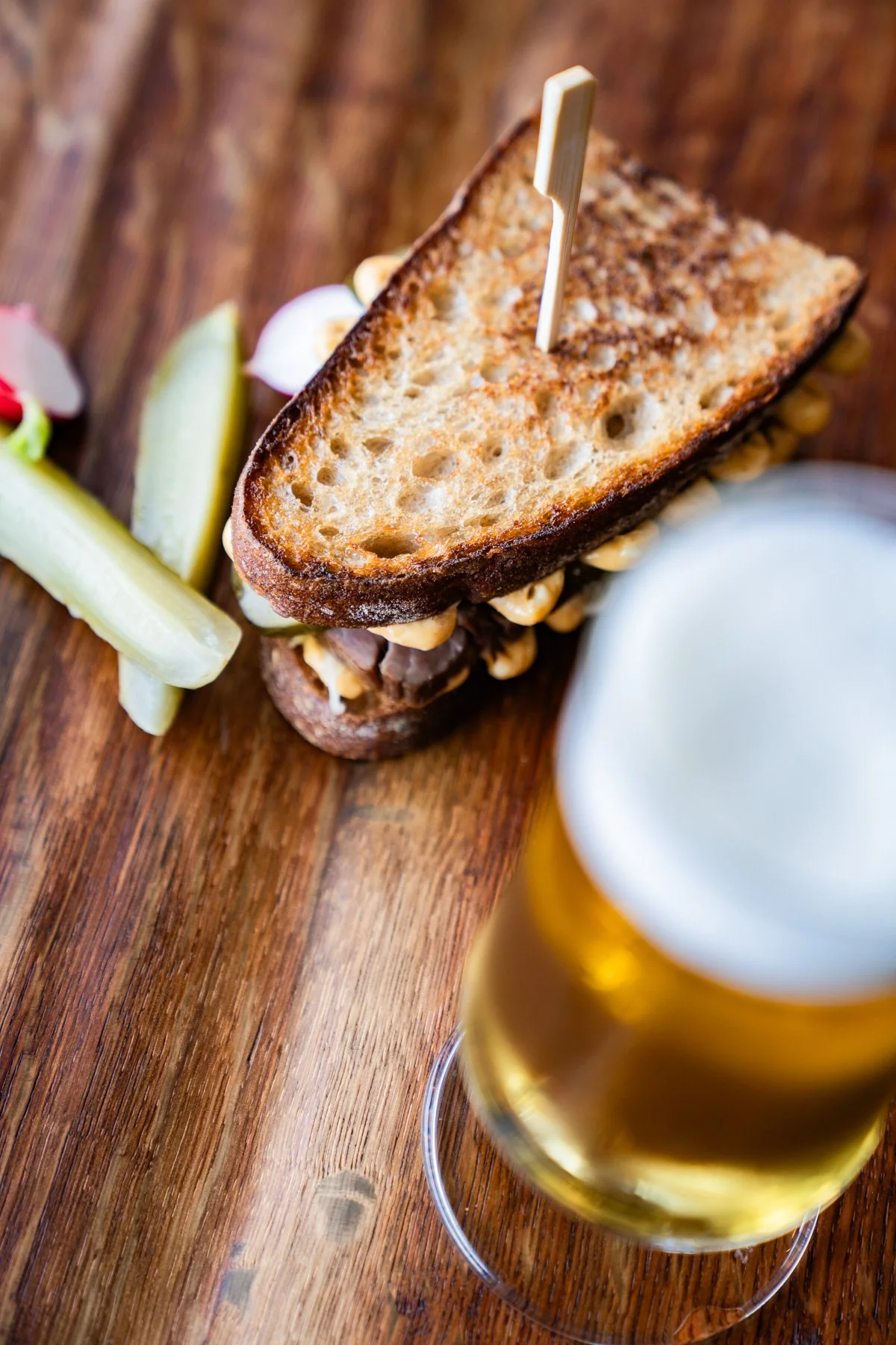 Professionelles Foodshooting für Feinkost Käfer in Frankfurt – moderne Restaurantfotografie mit Fokus auf Details