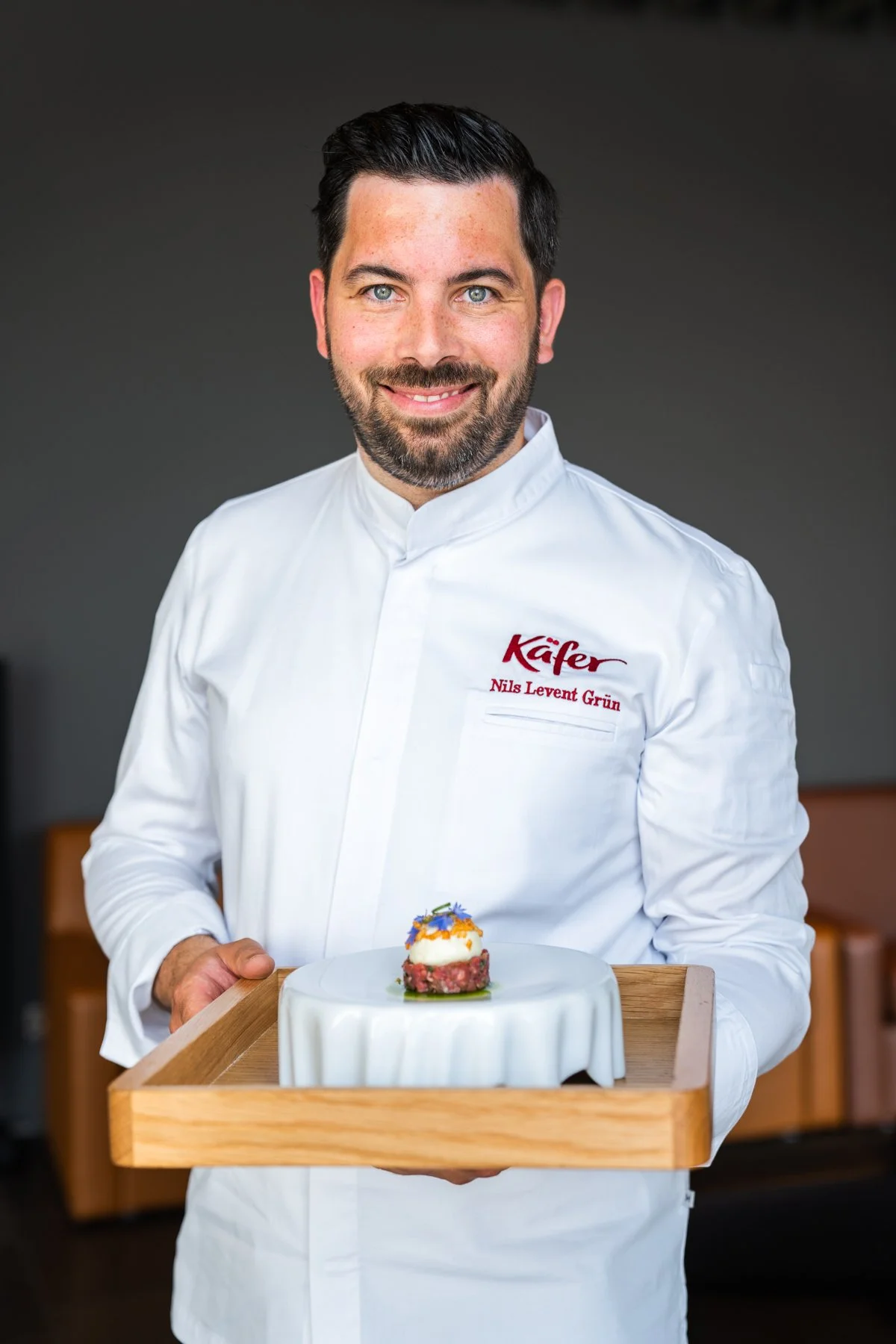 Koch Nils Levent-Grün fotografiert von Astrid Roussel bei Käfer Gastronomie