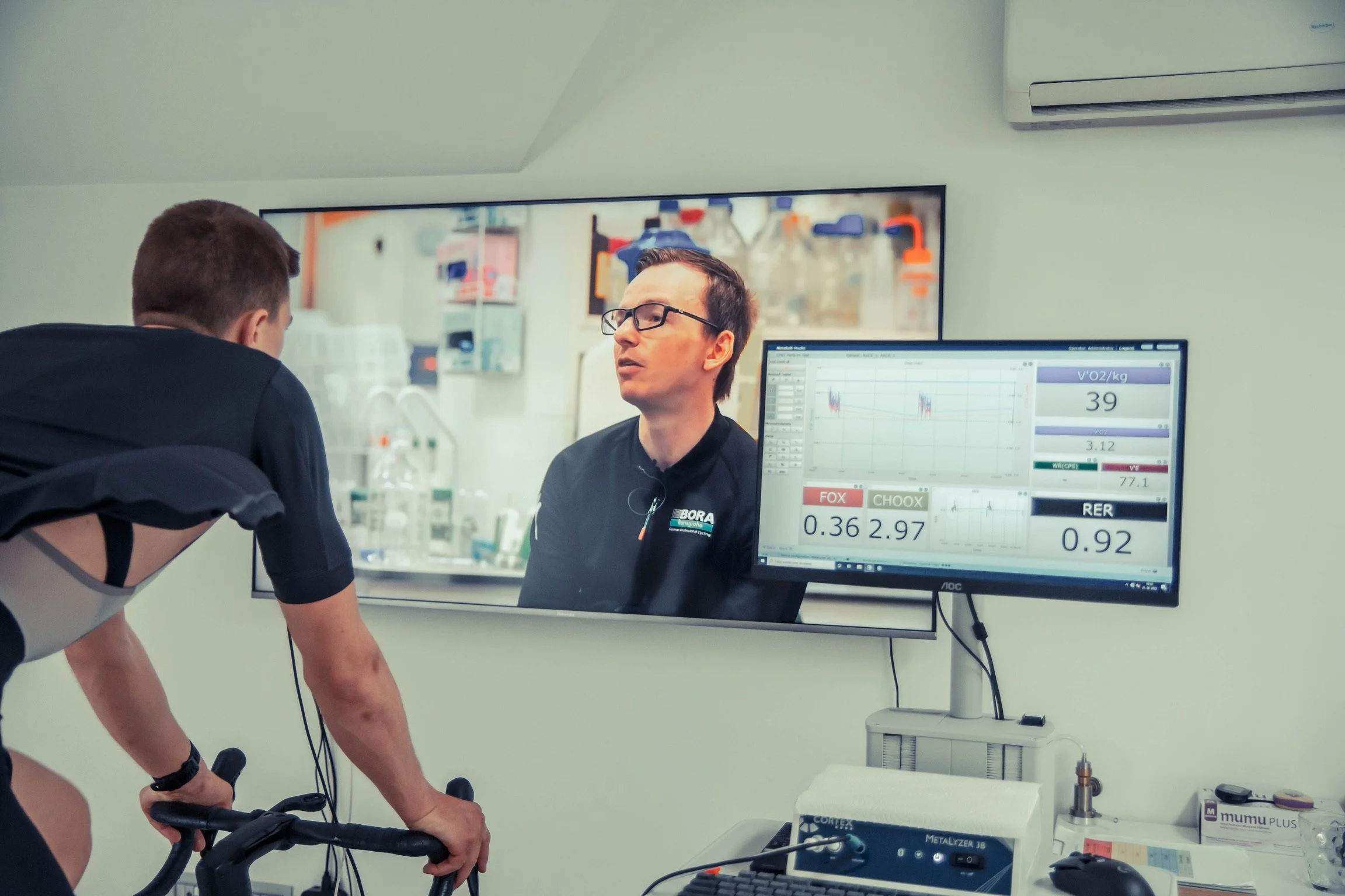 Katero strategijo vnosa ogljikovih hidratov uporabiti med kolesarsko dirko?