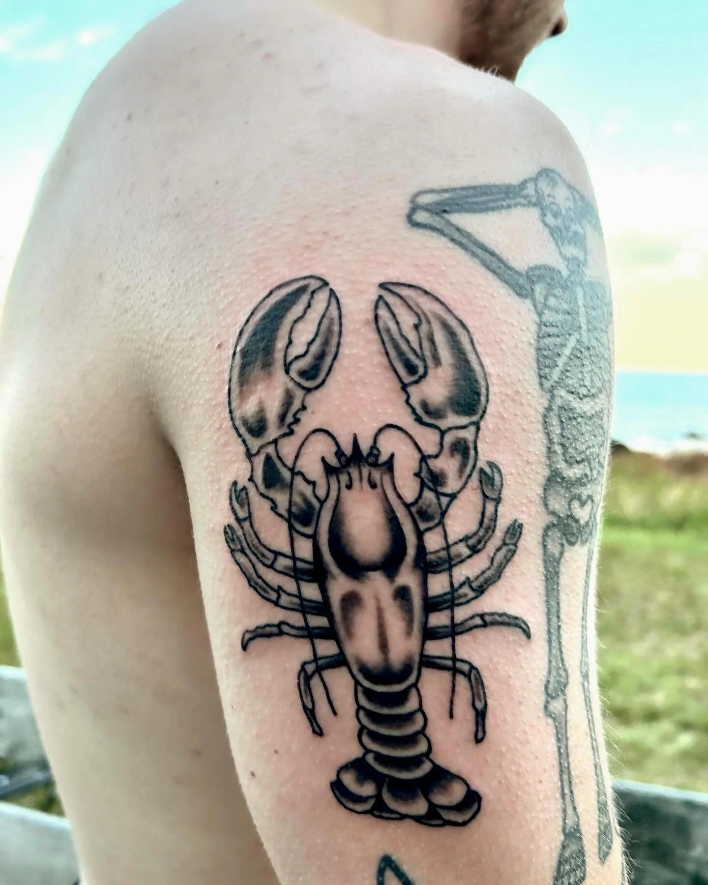 Got to tattoo a lobstah in Maine! On the coast! And a traditional one at that. Dreams come true! 🦞✨ thank you Parker!! Sorry I made you stand outside in the freezing cold for the pic!! 
.
.
.
.
.
.
#brooklyntattoo #brooklyntattooartist #nyctattoo #n