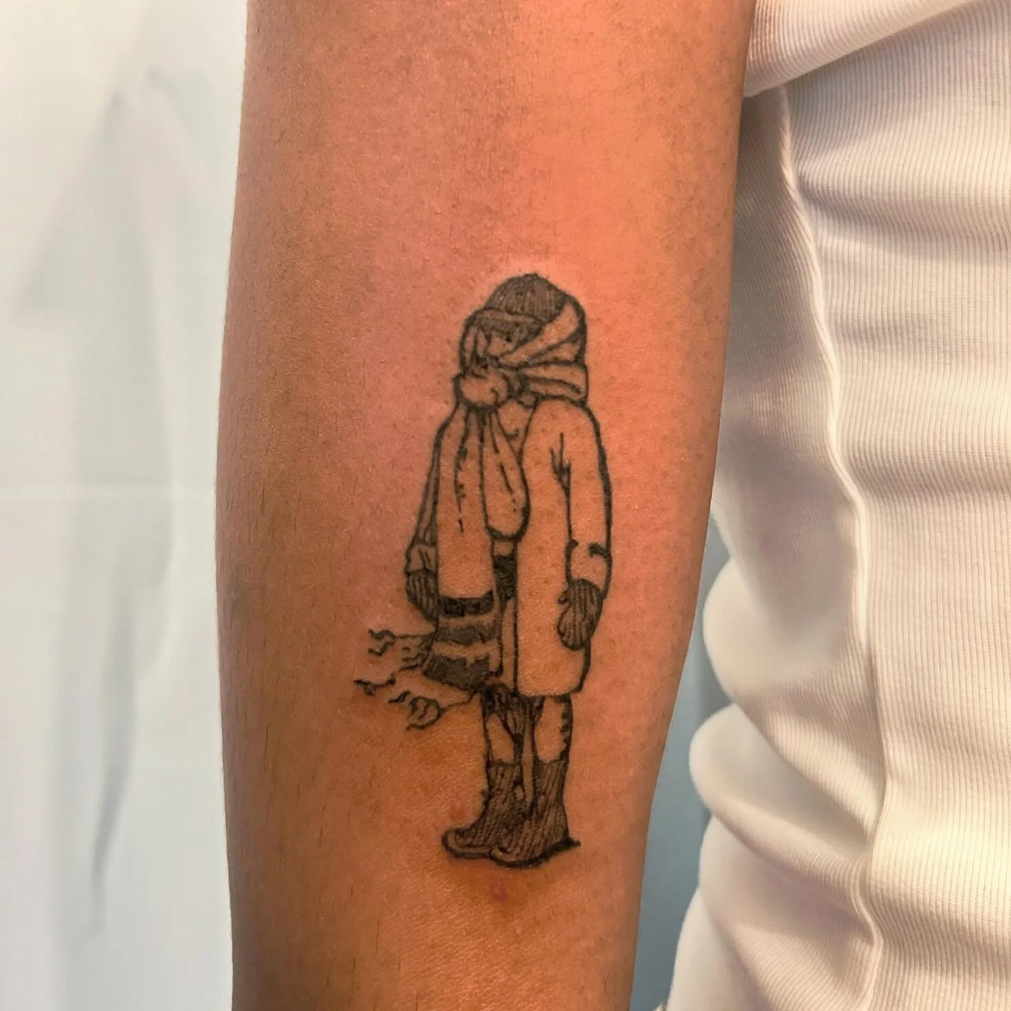 little bundled fellow from my archival flash for Tatiana! I loved loved loved tattooing in this etching style 🫶🏼 a winter tattoo just in time for summer ❄️🌞
.
.
.
.
.
#brooklyntattooartist #brooklyntattoo #williamsburgtattoo #nyctattoo #nyctattooa