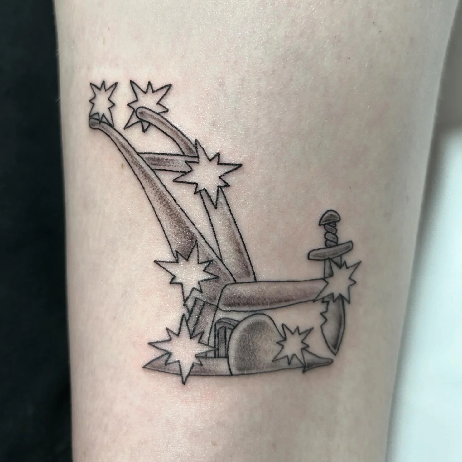 The starry plough&mdash;symbol of a free Ireland &ldquo;from the plough to the stars&rdquo;&mdash;for Char! Loved loved loved learning the history of this piece and tattooing it on the coolest person ever ✨
.
.
.
.
.
.
.
.
#brooklyntattoo #brooklynta
