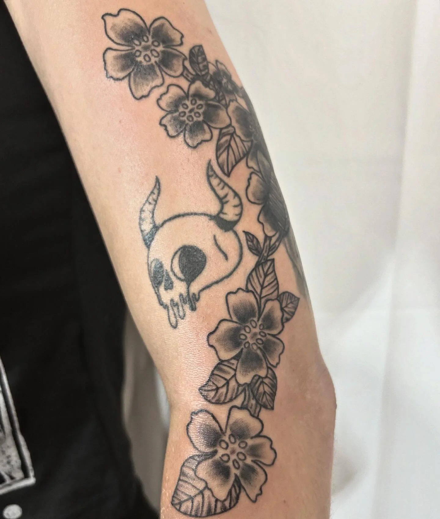 wrapping flowers 🌸🌸🌸//a partial cover-up for Brianna. Such a sweet session with a sweet soul 🫶🏼
.
.
.
.
.
#brooklyntattoo #brooklyntattooartist #flowertattoo #botanicaltattoo #traditionaltattoo #traditionalflowertattoo