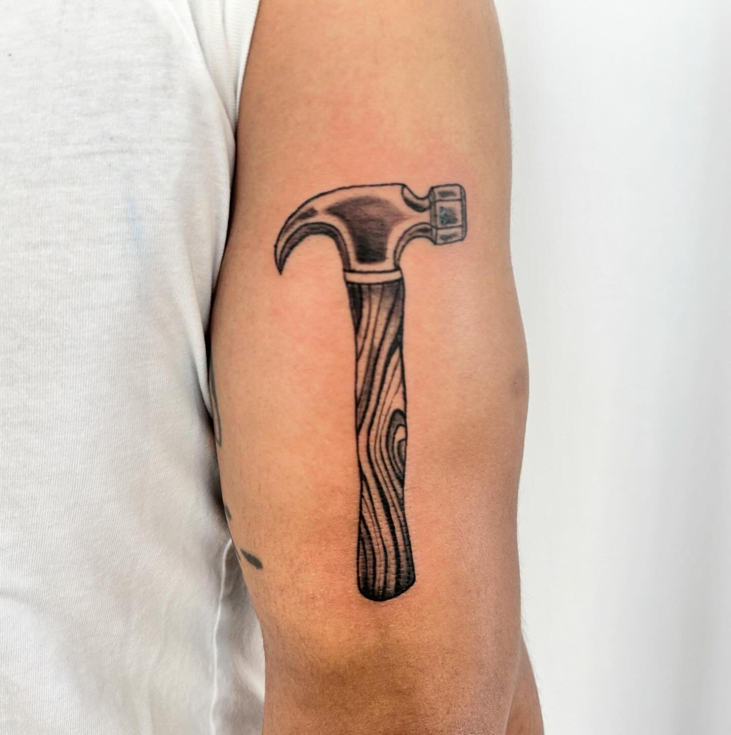 hammer and bolt cutters for Julian 🔩⚡️🔨
.
.
.
.
.
.
#brooklyntattooartist #nyctattooartist #brooklyntattoo #traditionaltattoo