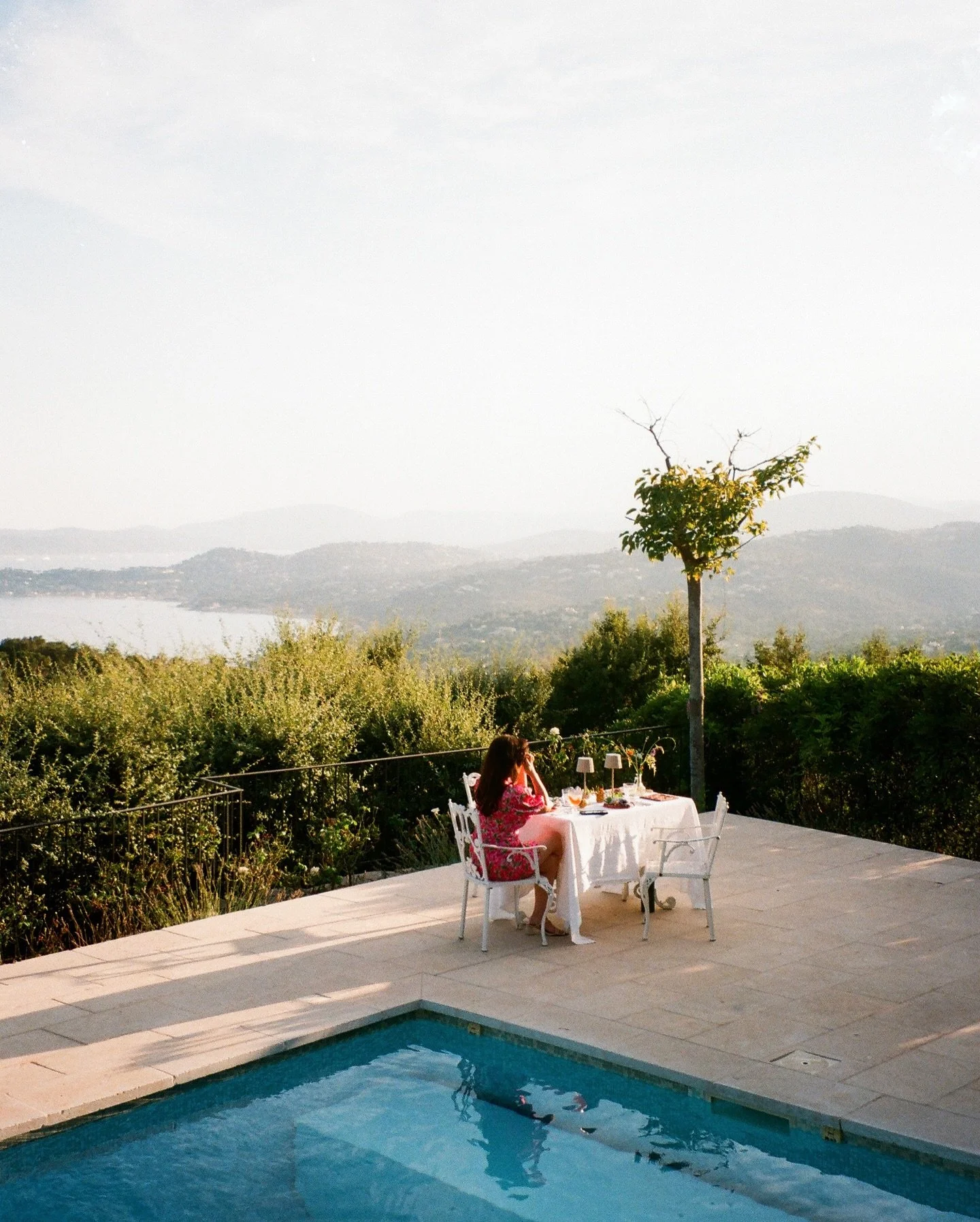 Poolside tablescaping 🍋 @londoncrumbs
