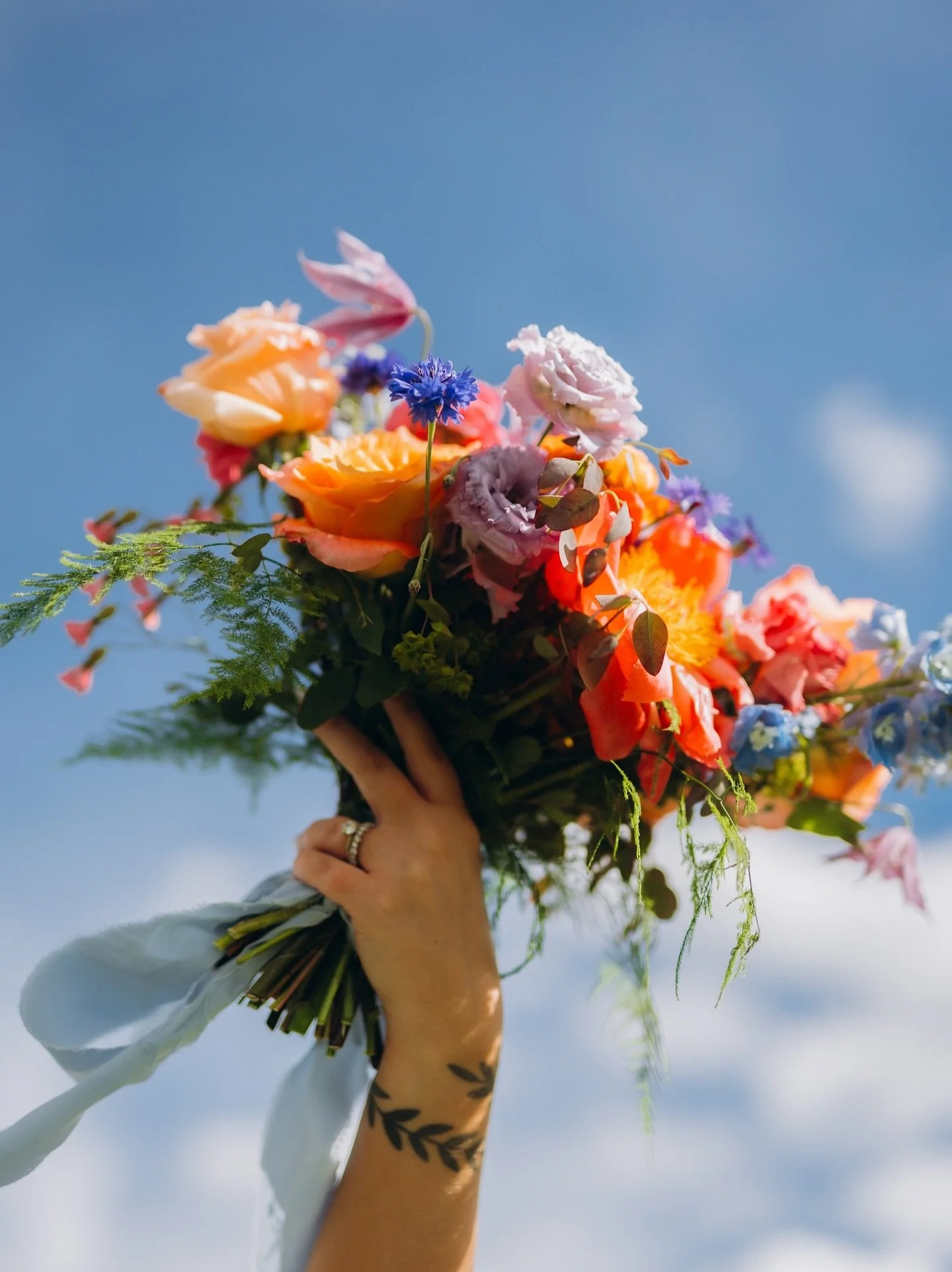 possibly the most perfect June day ever??? E + S shared my love of colour and it was such a treat to add a pop of vibrant summery blooms to their day 🦋💥💖☀️

Vendor team:
Photographer: @gaponiuk.photography 
Venue: @obsidian.ridge 
Makeup: @bb.beau