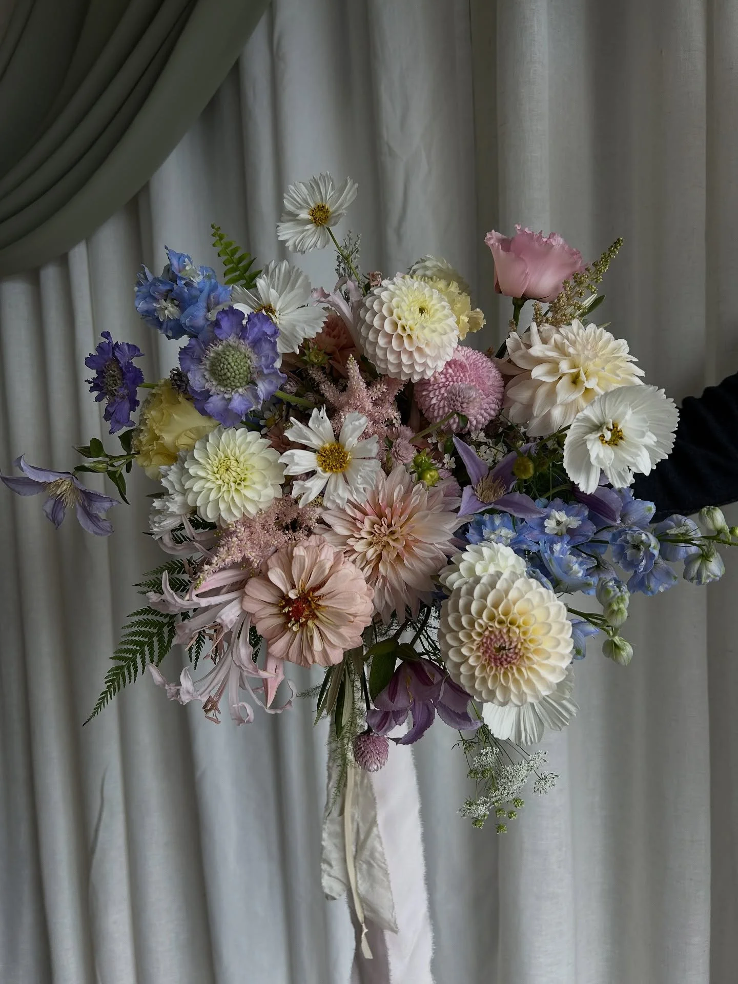 No filter just locally grown flowers 💅
I have to share the bouquet and arch I designed for C + J&rsquo;s wedding a couple of weeks ago! C&rsquo;s bouquet is a love letter to dahlia season, with the most perfect locally grown dahlias from @theflaxenf