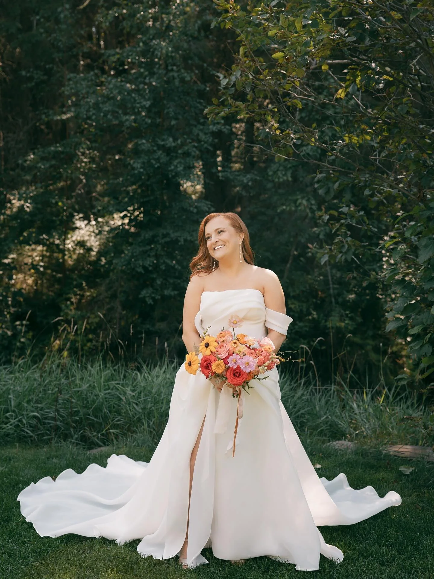 warm and bright for K + C&rsquo;s beautiful August wedding ❤️
this was such a joyful and summery palette to work with!! with sooo many locally grown goodies taking centre stage, including zinnias, cosmos, rudbeckia, marigold, dahlias and snapdragons.