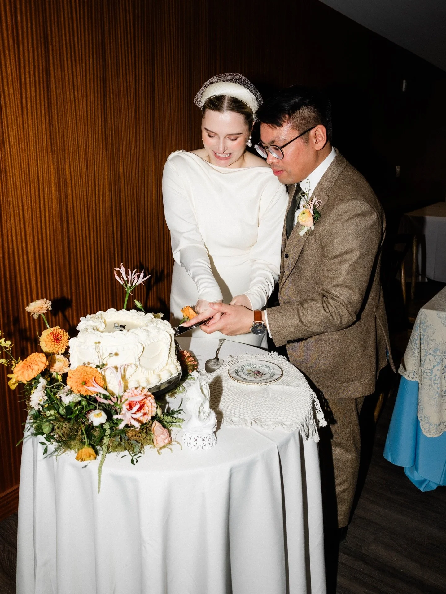 flowers and cake 🍰 name a more iconic duo?? 

some of my fave pairings as of late! I&rsquo;ve been loving adding a fun floral moment like a dramatic arrangement or floral meadow instead of traditional cake flowers, it&rsquo;s such an underrated addi