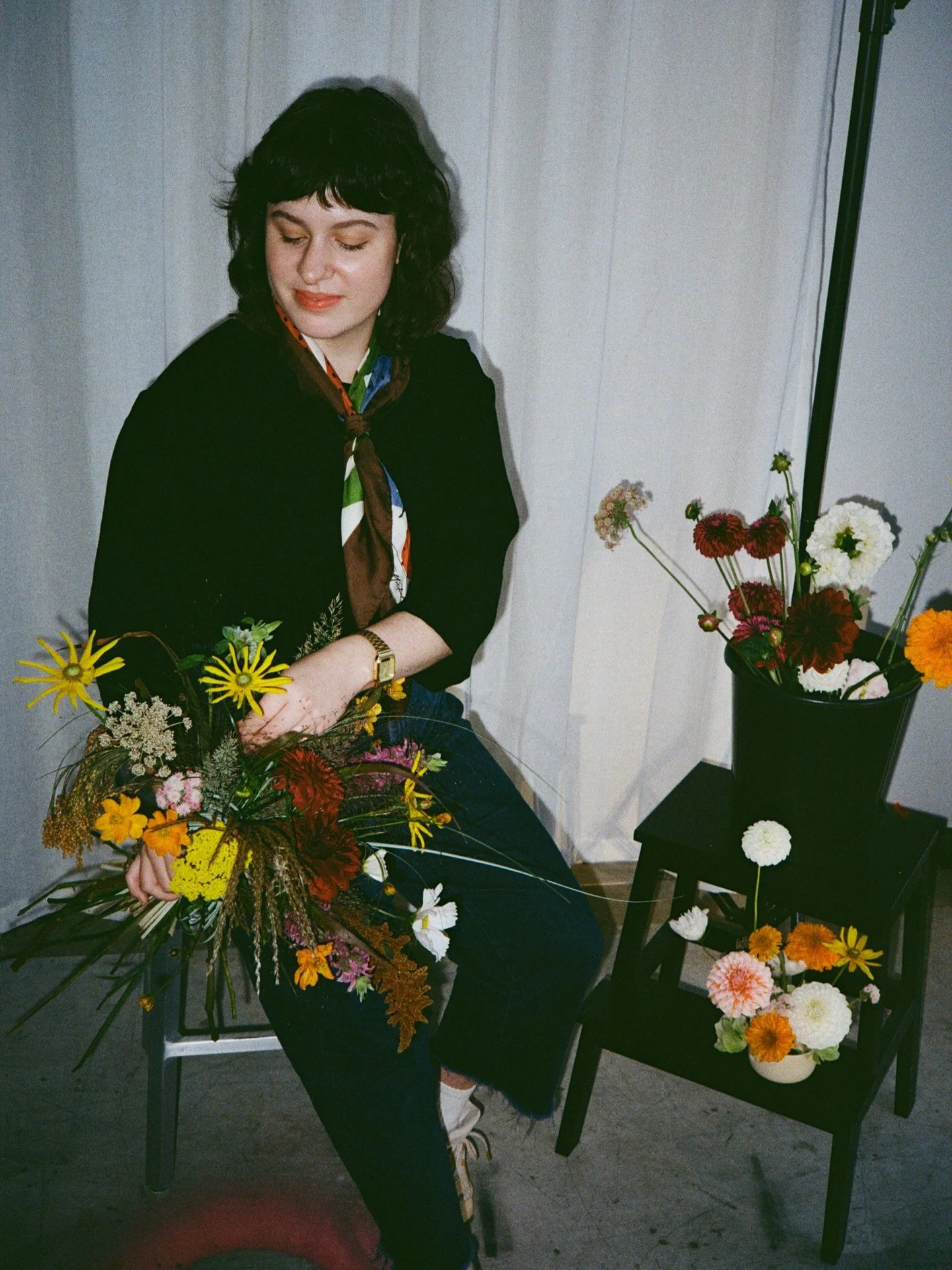 POV you&rsquo;re hanging out with me and the flowers at the HQS FLORAL studio <3

my new small group classes are an opportunity to learn alongside an intimate cohort of other creatives, gathering in my cozy studio to share the joy of flowers and w