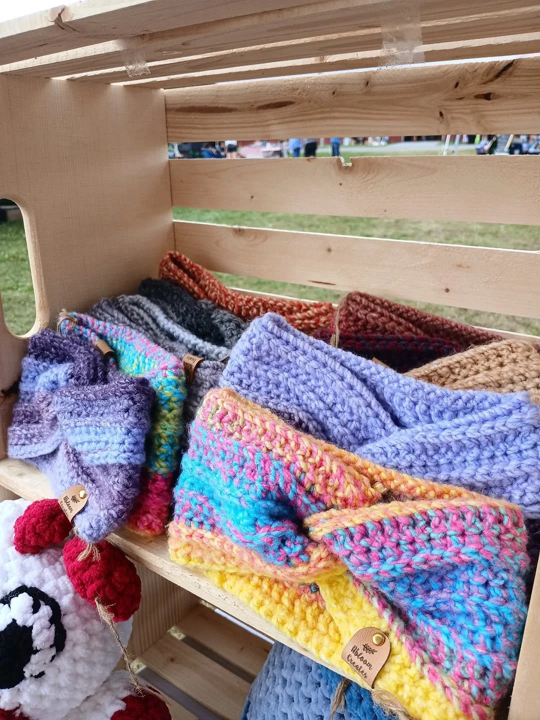 🍂The air is getting crisper, the leaves are starting to turn&hellip; and it&rsquo;s officially headband season! 🧶✨

These cozy crochet headbands are the perfect blend of warmth and style &mdash; keeping your ears toasty while adding a pop of handma