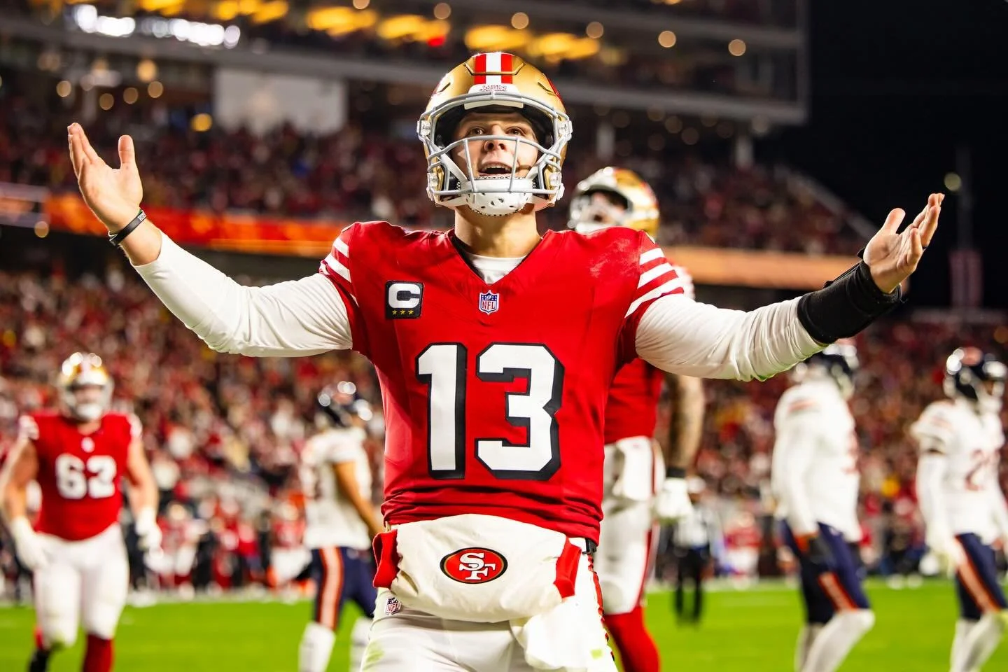 The @49ers beat the @chicagobears 42-38 under the lights in a Sunday Night Football matchup.

📸🏈 @sfstandard #sportsphotography #sportsphotographer #nfl #snf #49ers @canonusa