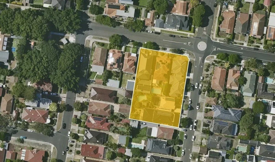Collectively selling with your neighbours: How value is shaped by early strategy
