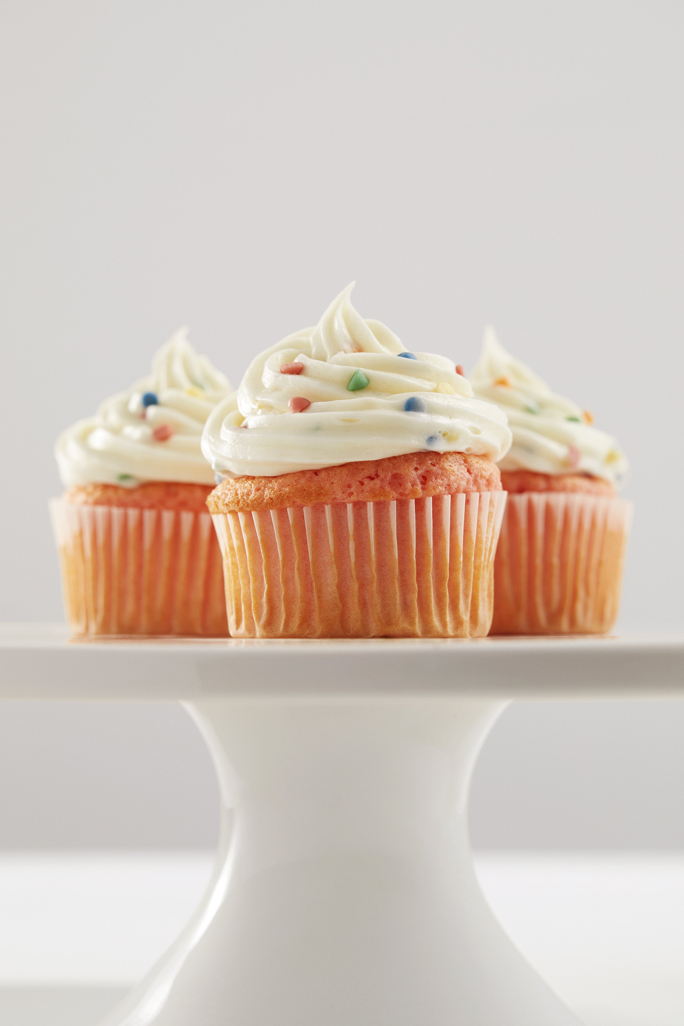 BettyCrocker_StrawberryCakeandRainbowChipFrosting_Product_SO_0687_3033FC_B_ADOBERGB.jpg