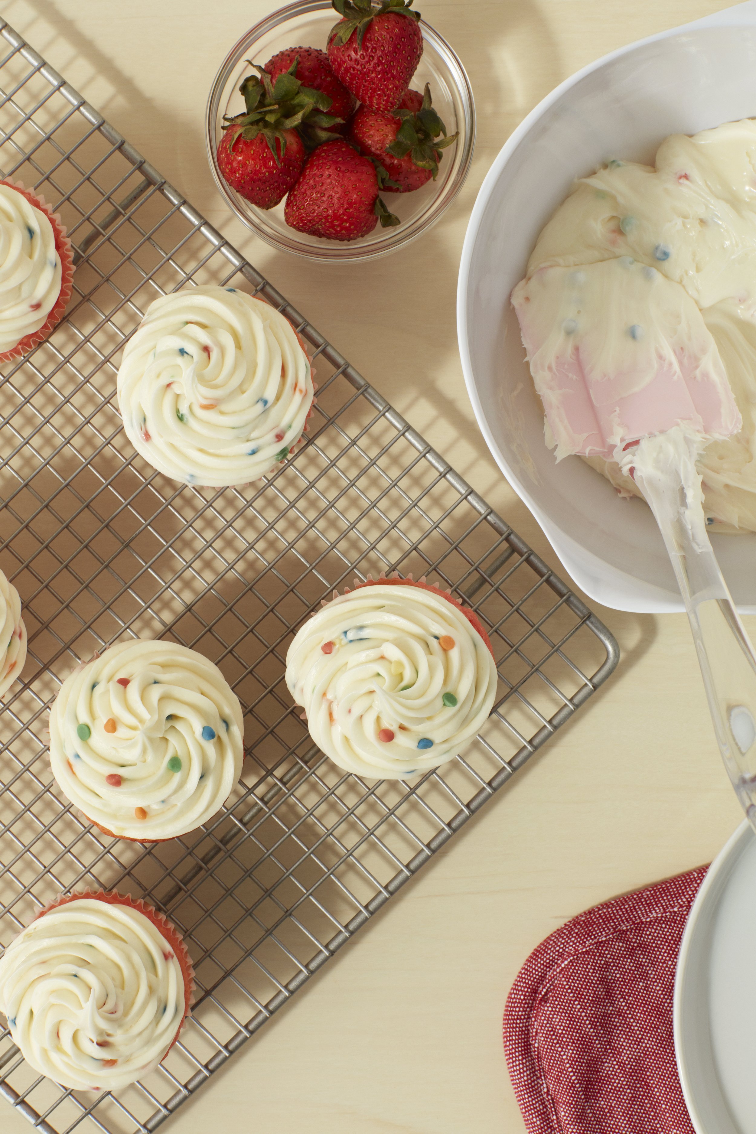BettyCrocker_StrawberryCakeandRainbowChipFrosting_Environment_TD_0709_3033FC_A_ADOBERGB.jpg