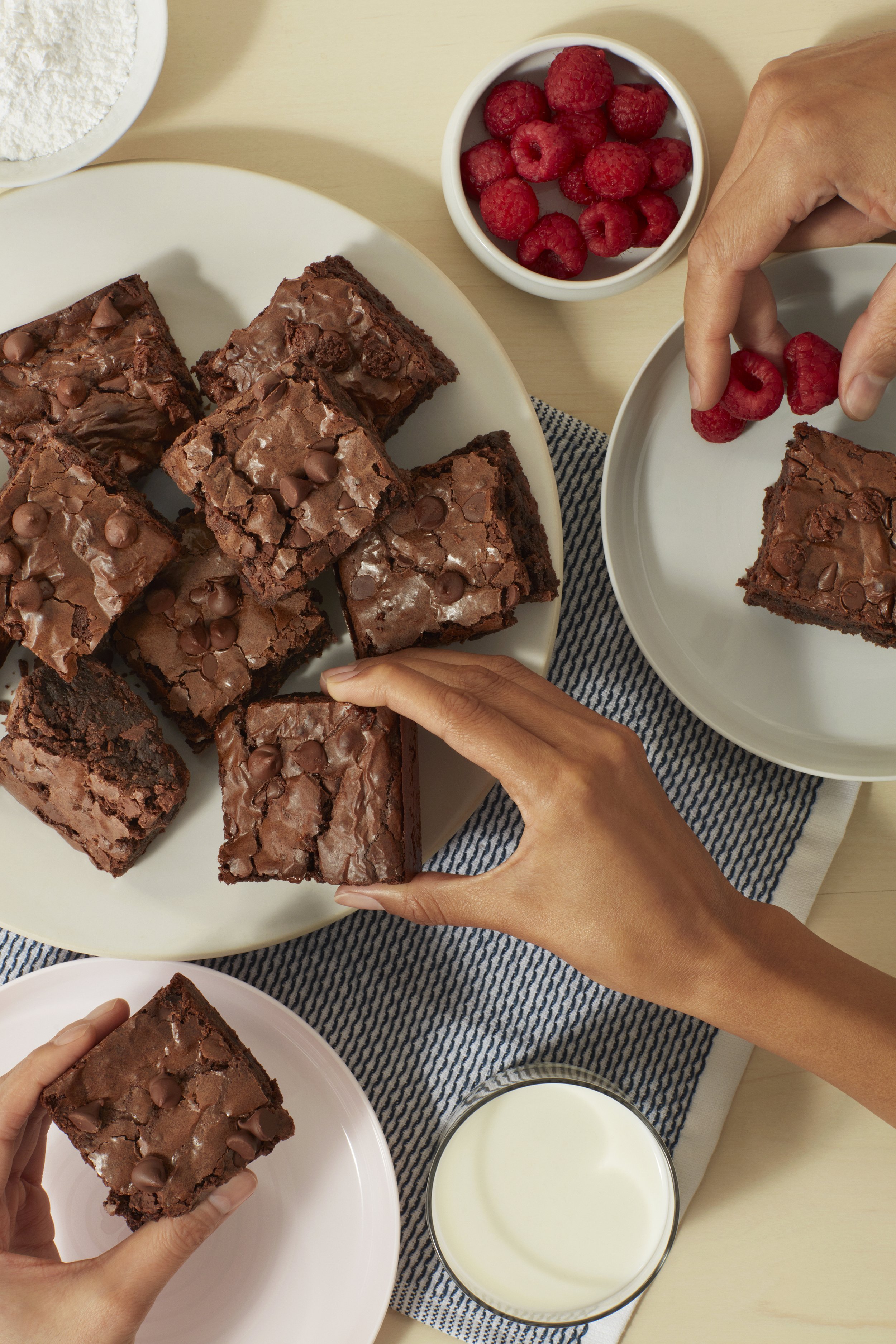 BettyCrocker_SupremeTripleChunkBrownies_Human_TD_0826_3033FC_A_ADOBERGB.jpg