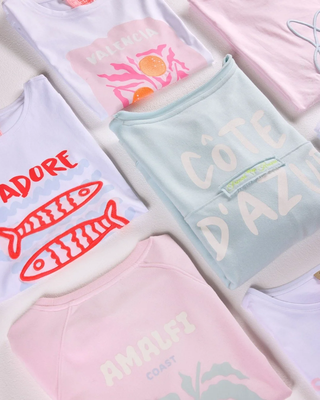 It's warm - holiday - shopping - time with Smith&amp;Soul
Soft Jersey and Sweat with pastellic colors and holiday-prints.

#wewearsmithandsoul #ultimofashiongroup #smithandsoulfashion #springcollection #smithandsoul #spring2026 #flashcollection #cote