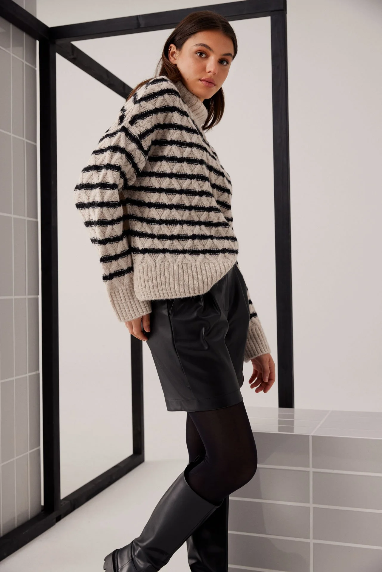 PULLOVER
1123-1134
FAKE-LEATHER-SHORTS
1123-1147