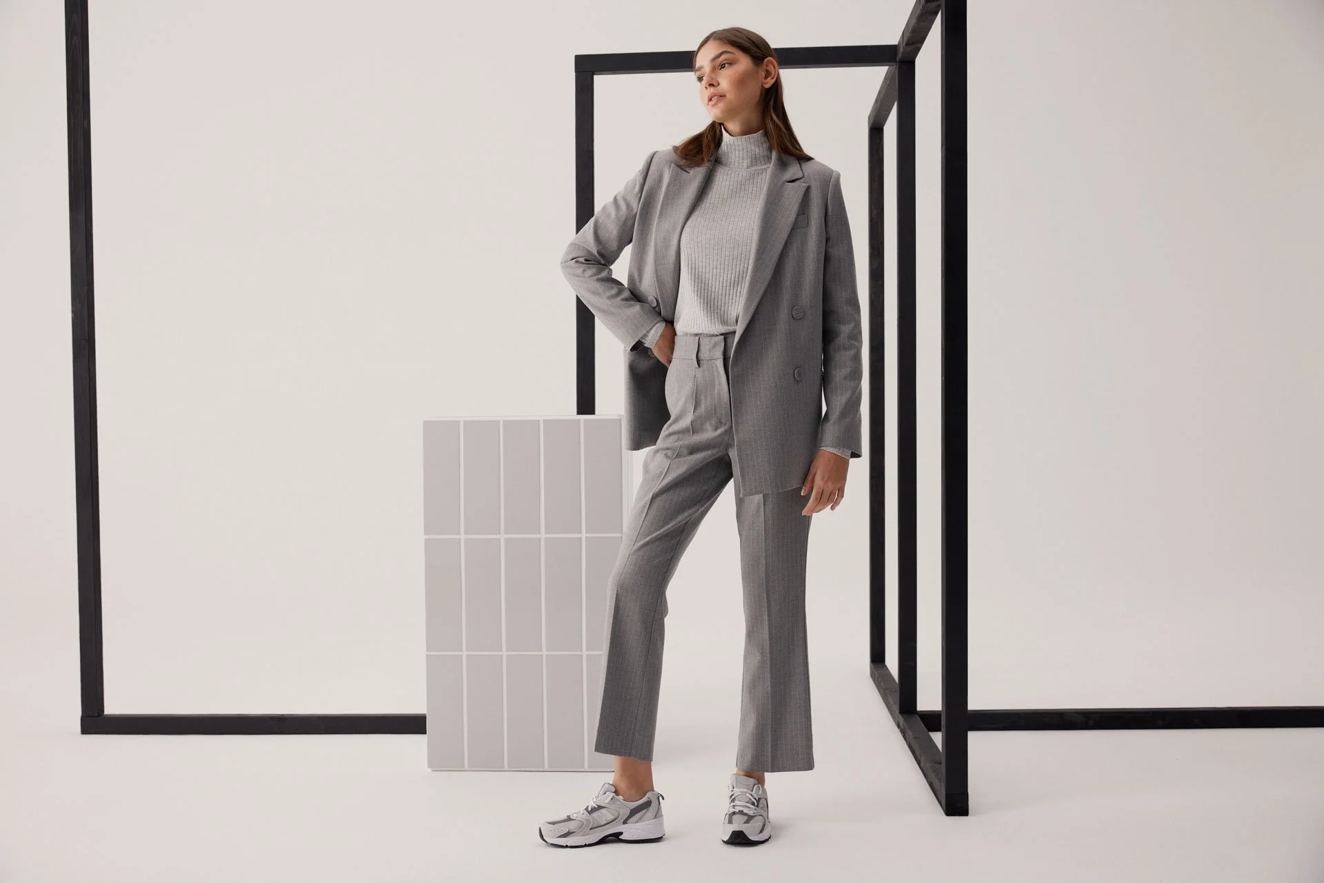 BLAZER
1023-1048
TURTLE NECK PULLOVER
1023-1050
PANTS
1023-1054