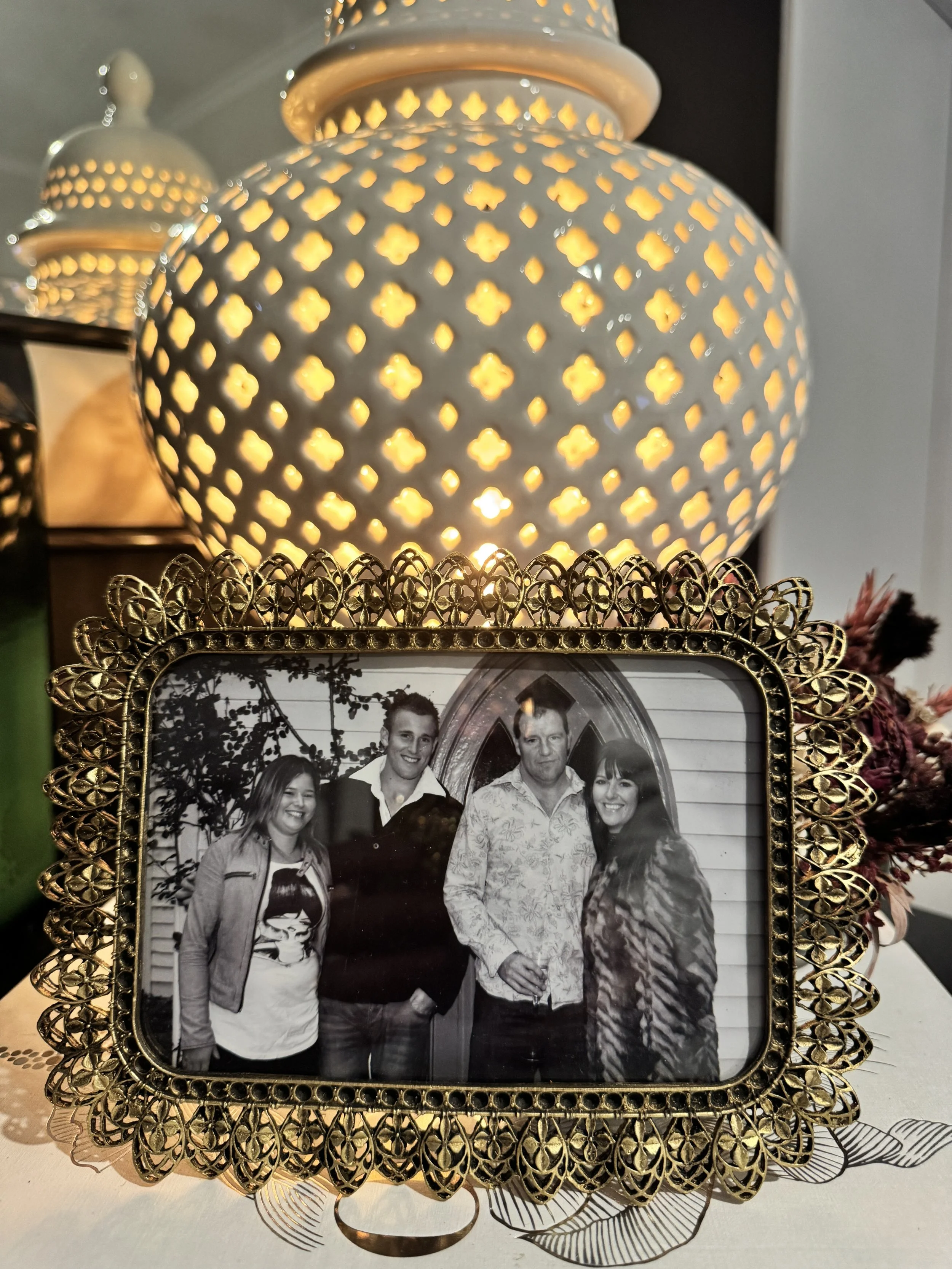 Photo frame gold frilled victorian