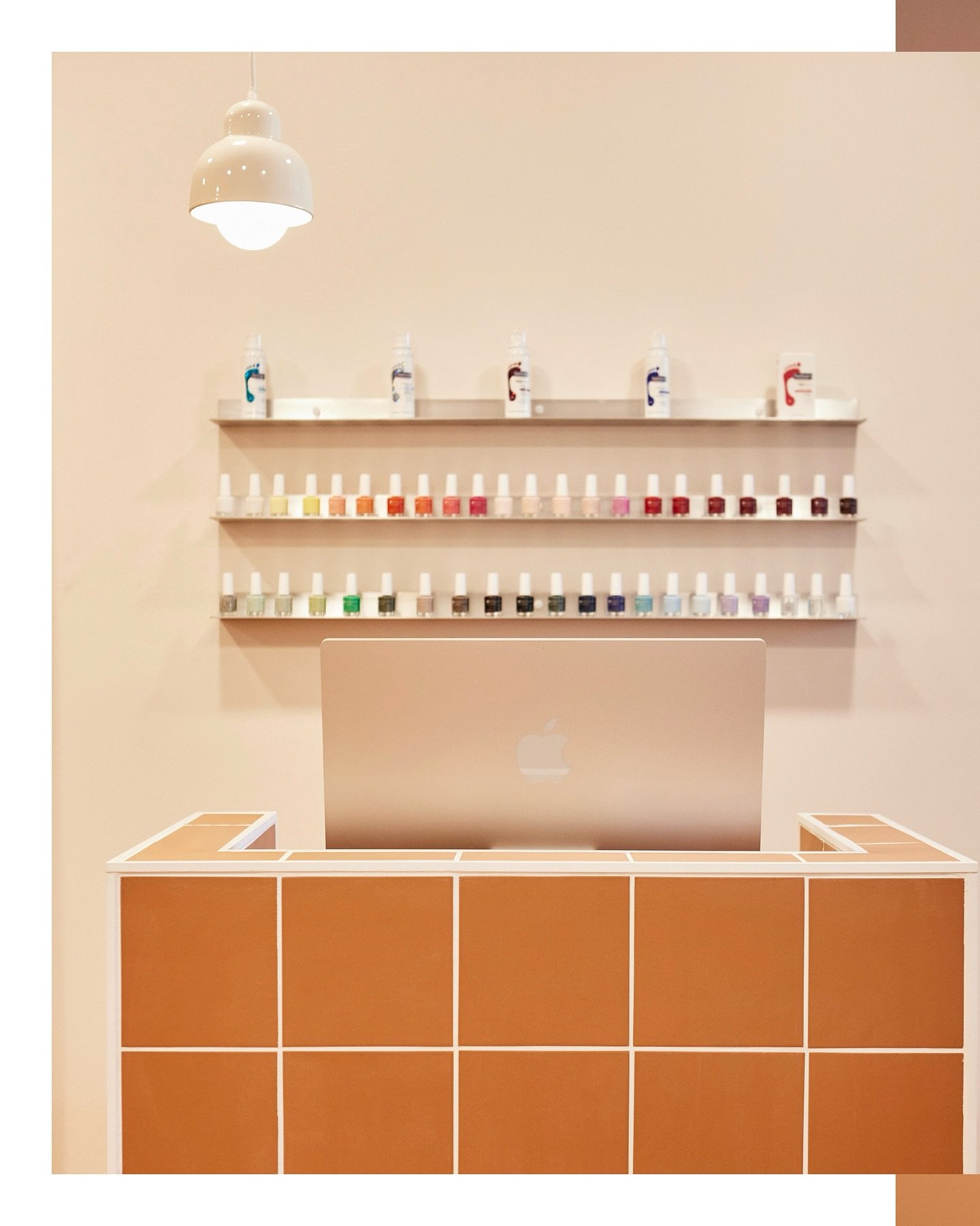 Clay tiles clad @painted_____&rsquo;s striking custom reception desk designed by @etic__ and handcrafted in our Sydney workshop.

&bull; @skheme_au tiles on MDF substrate &bull;

#SalonFitout #CustomFurniture #SalonFurniture #CommercialFurniture #Syd