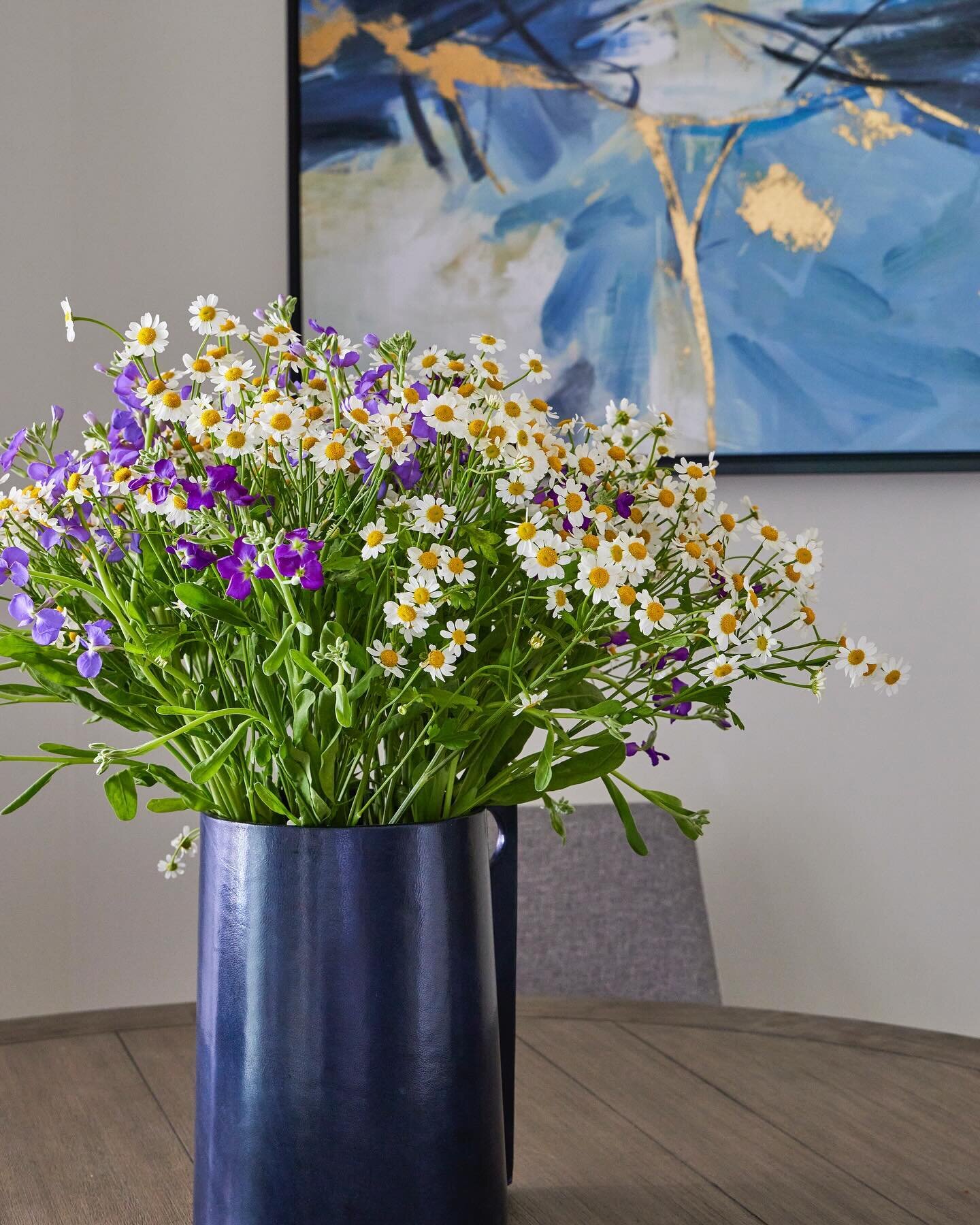 For the love of flowers! Brighten up your life with the beauty of fresh flowers in your home! Not only do they add a touch of elegance and color to your space, but they also bring benefits to your well-being. Studies have shown that having flowers in